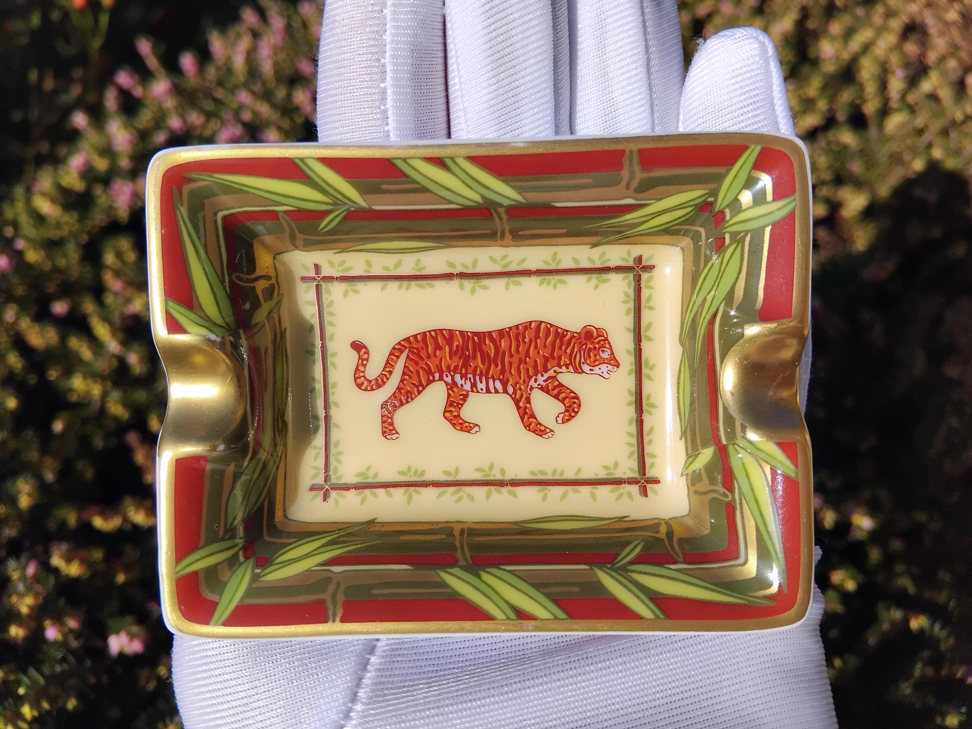 Hermès Satz von 3 kleinen Aschenbechern Wilde Tiere Afrika Print Porzellan Gold im Angebot 7