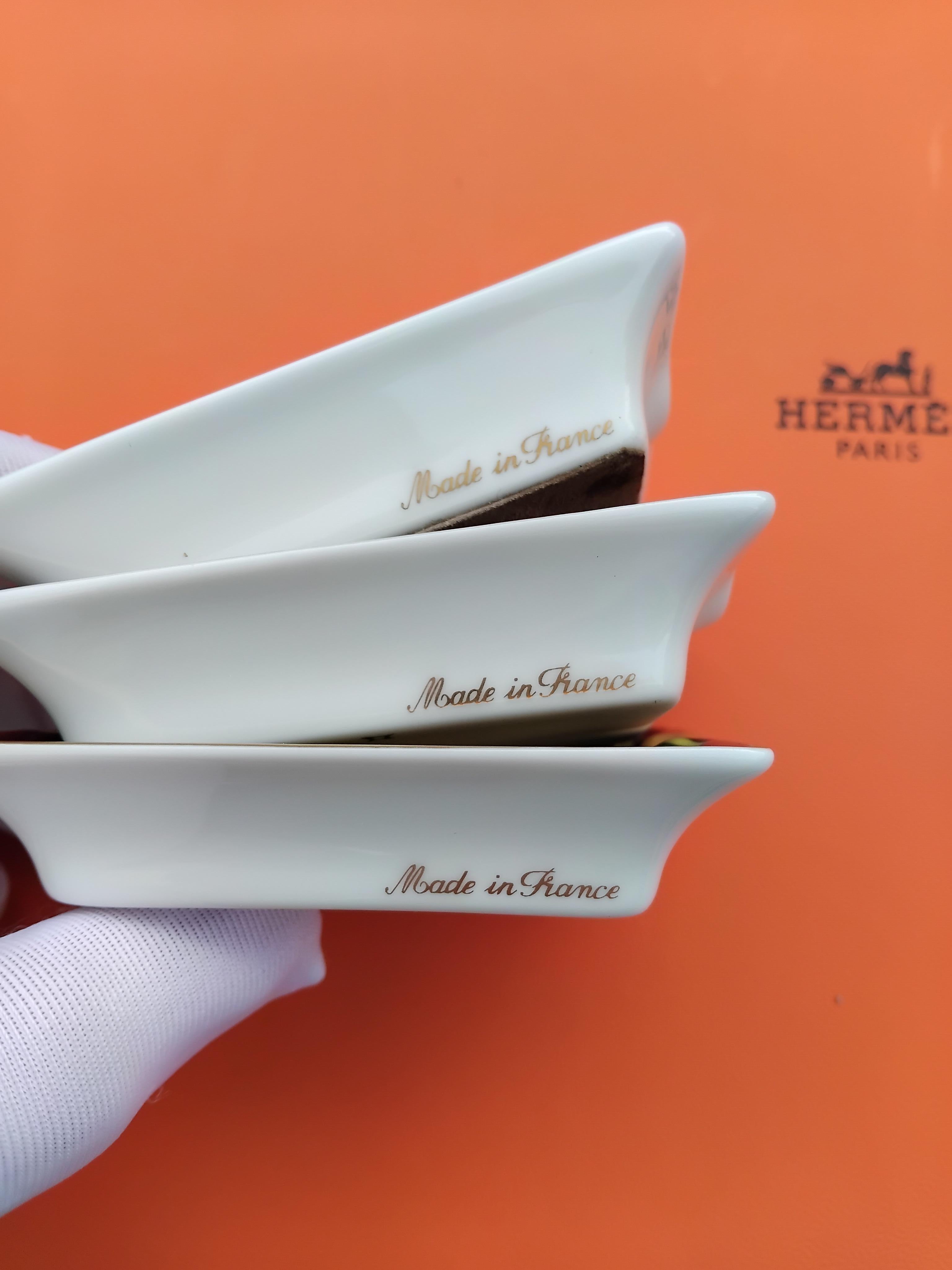 Hermès Satz von 3 kleinen Aschenbechern Wilde Tiere Afrika Print Porzellan Gold im Angebot 1