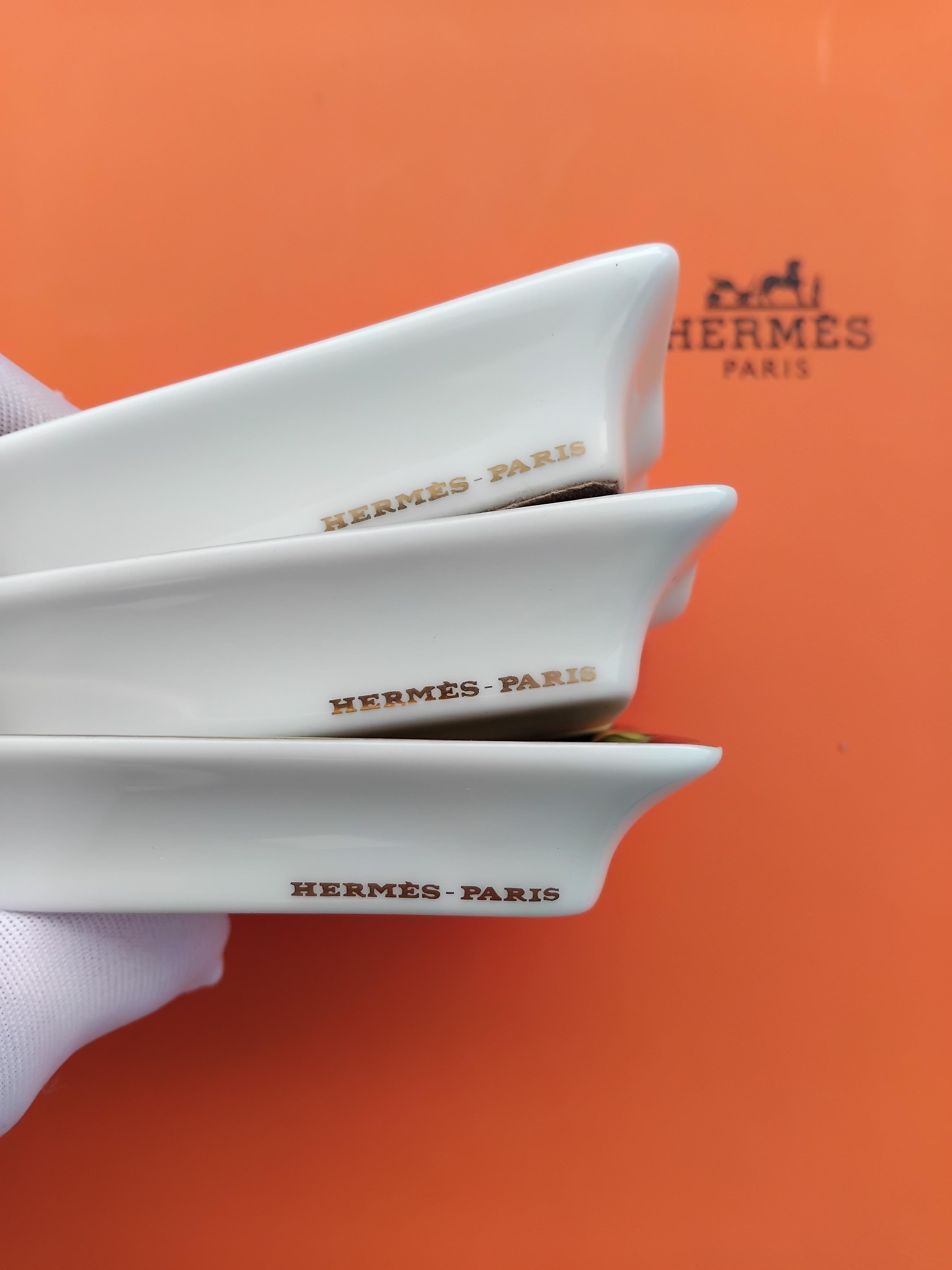 Hermès Satz von 3 kleinen Aschenbechern Wilde Tiere Afrika Print Porzellan Gold im Angebot 2
