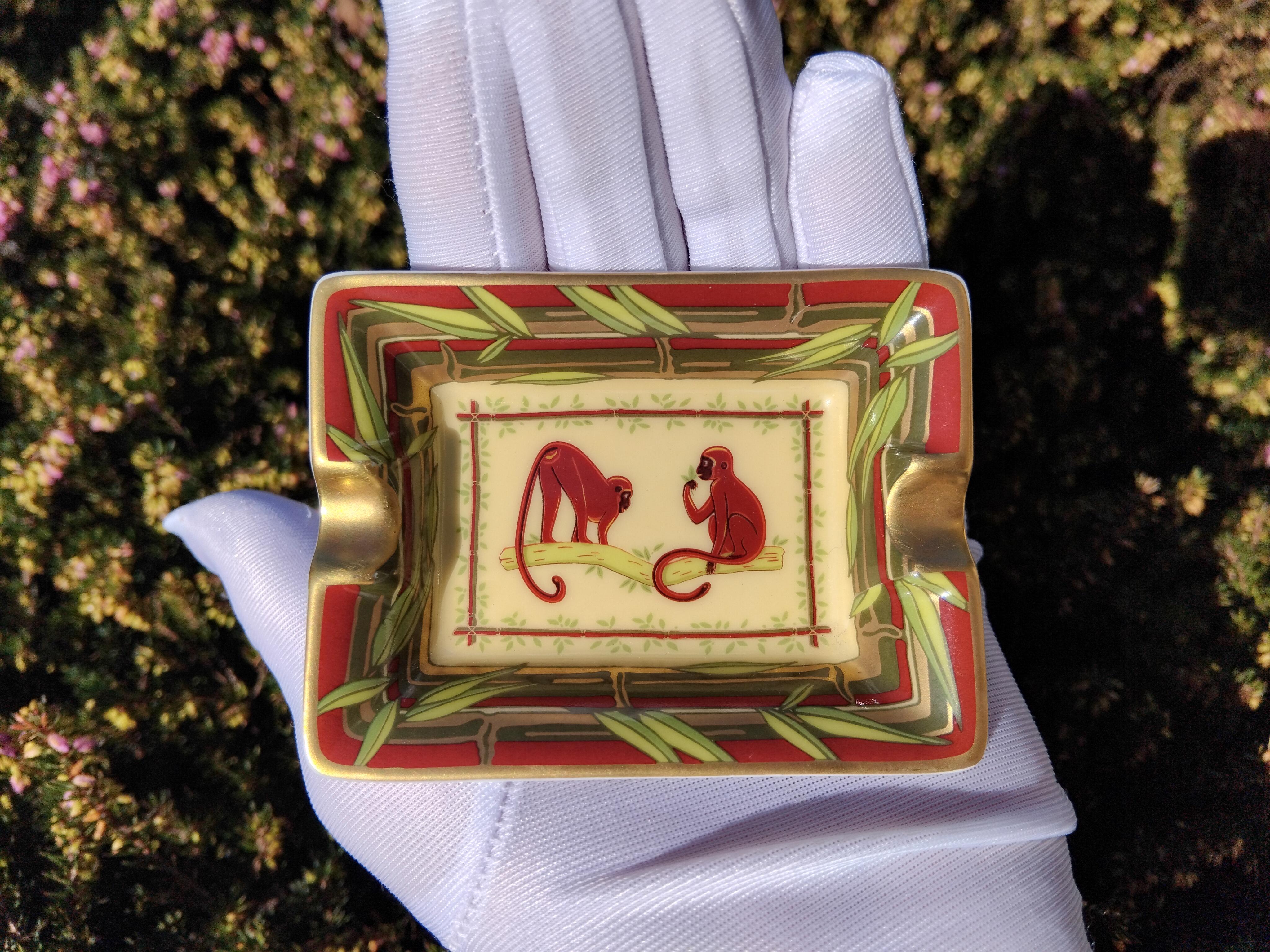 Hermès Satz von 3 kleinen Aschenbechern Wilde Tiere Afrika Print Porzellan Gold im Angebot 3