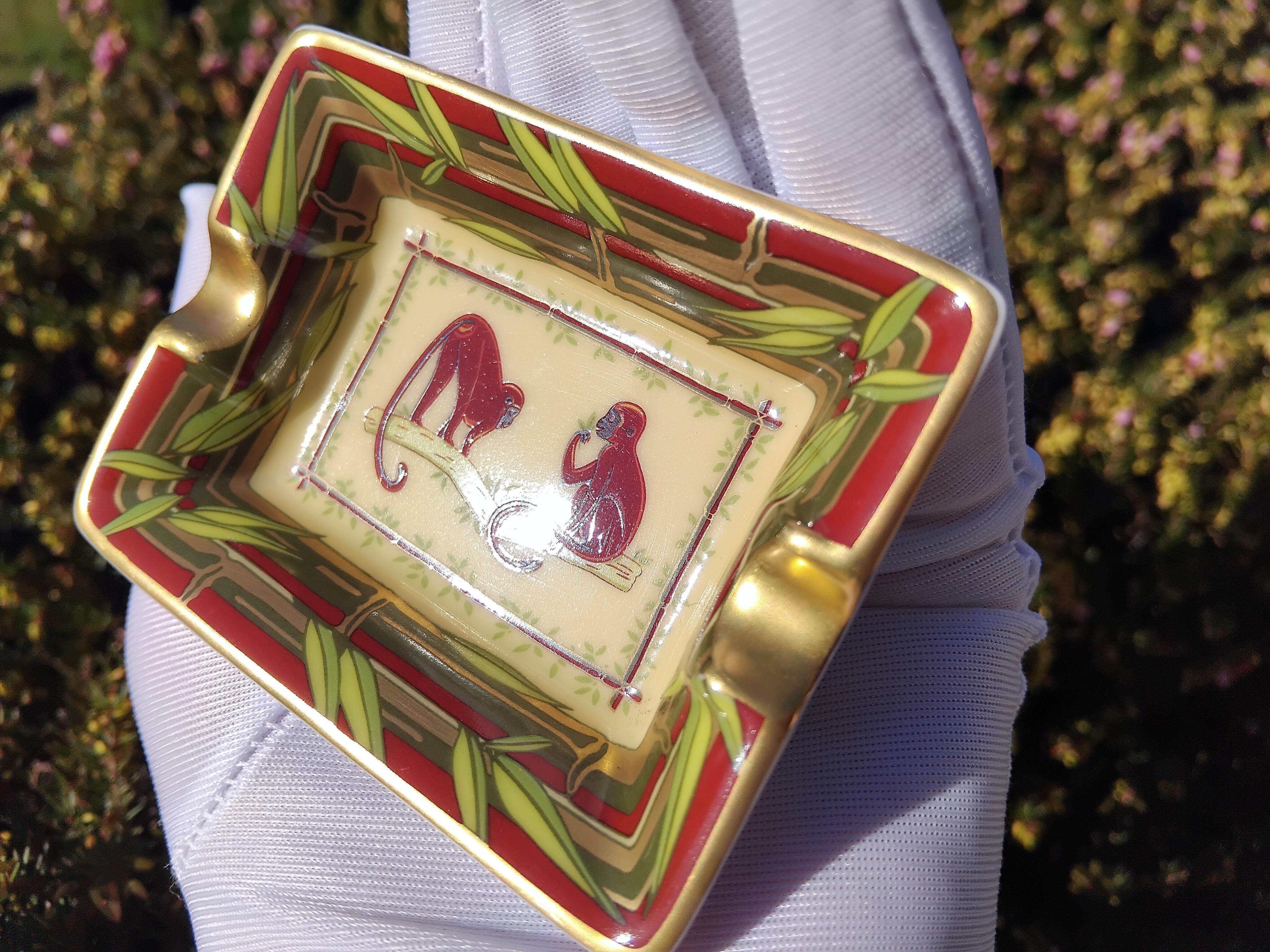 Hermès Satz von 3 kleinen Aschenbechern Wilde Tiere Afrika Print Porzellan Gold im Angebot 4
