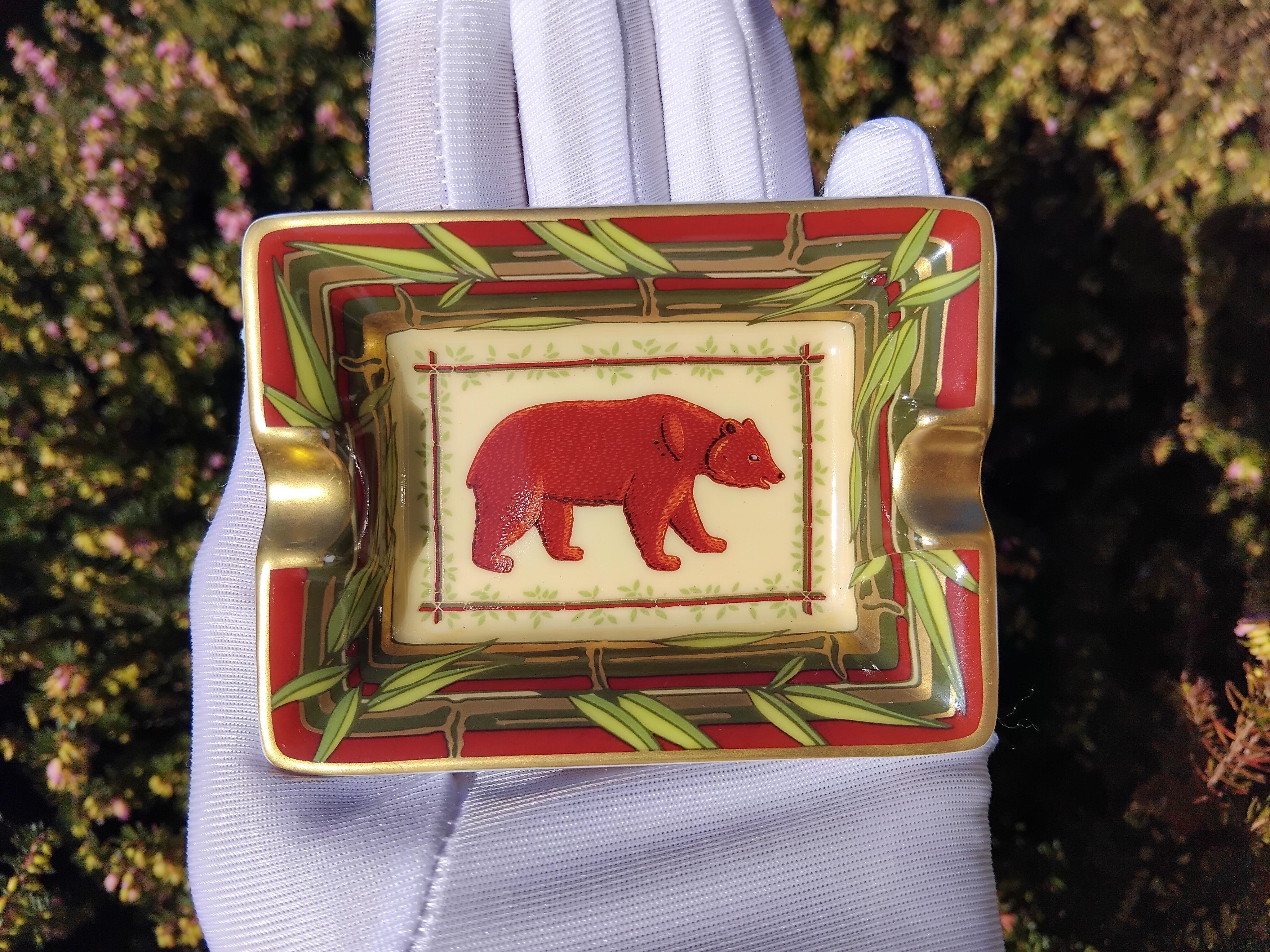Hermès Satz von 3 kleinen Aschenbechern Wilde Tiere Afrika Print Porzellan Gold im Angebot 5