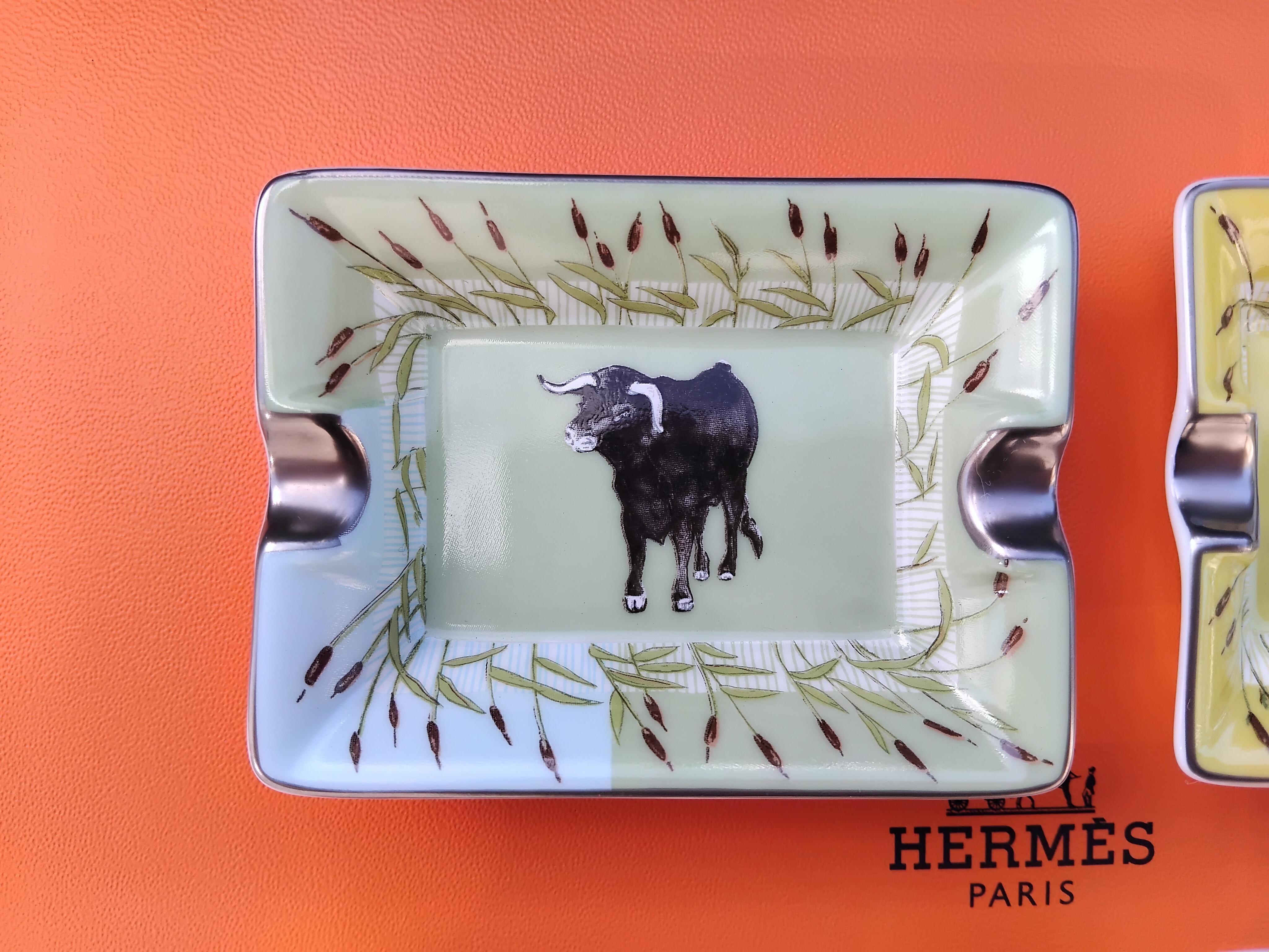 Rare set of 4 Hermès Mini Ashtrays 

Prints: Bull, Horses, Pink Flamingos and other birds

Drawings inspired by the fauna of the French area of Camargue

Also called 