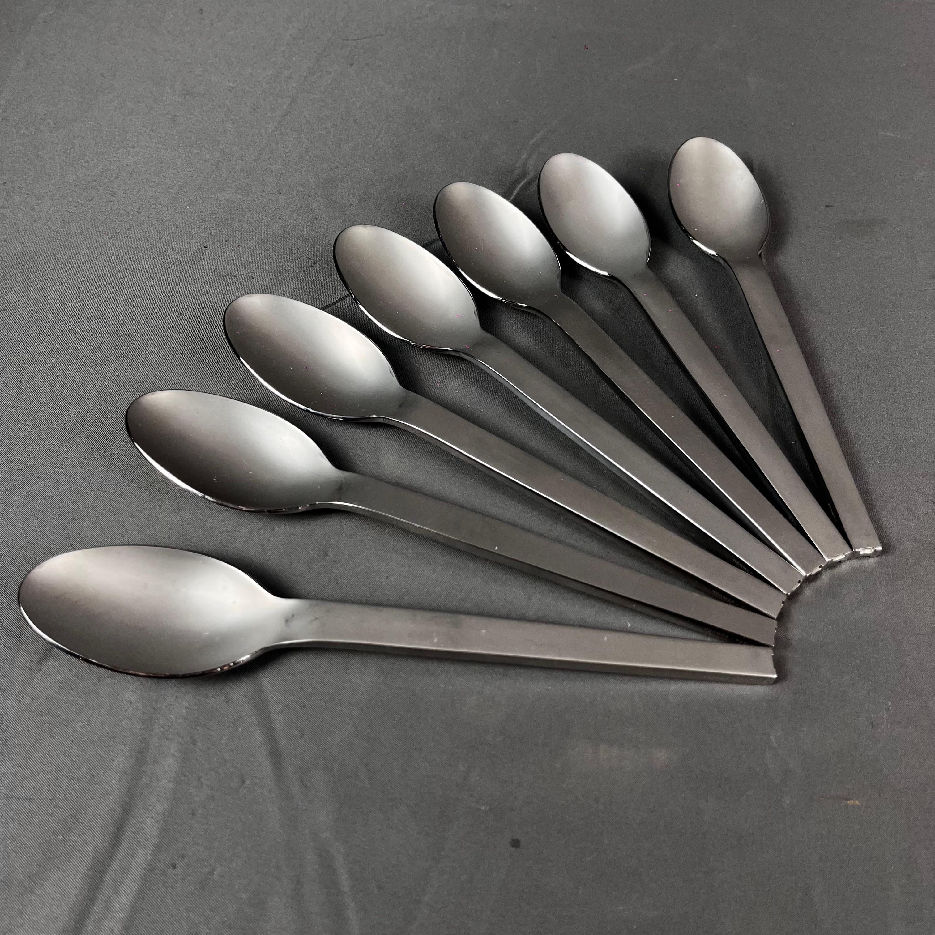 Un ensemble de 7 cuillères à soupe par Hermès. La collection HTS, Hermès Tout Simple, présente un design ergonomique et une nouvelle forme d'élégance née de la combinaison du poli miroir et du mat profond. La Collection HTS a été conçue par la
