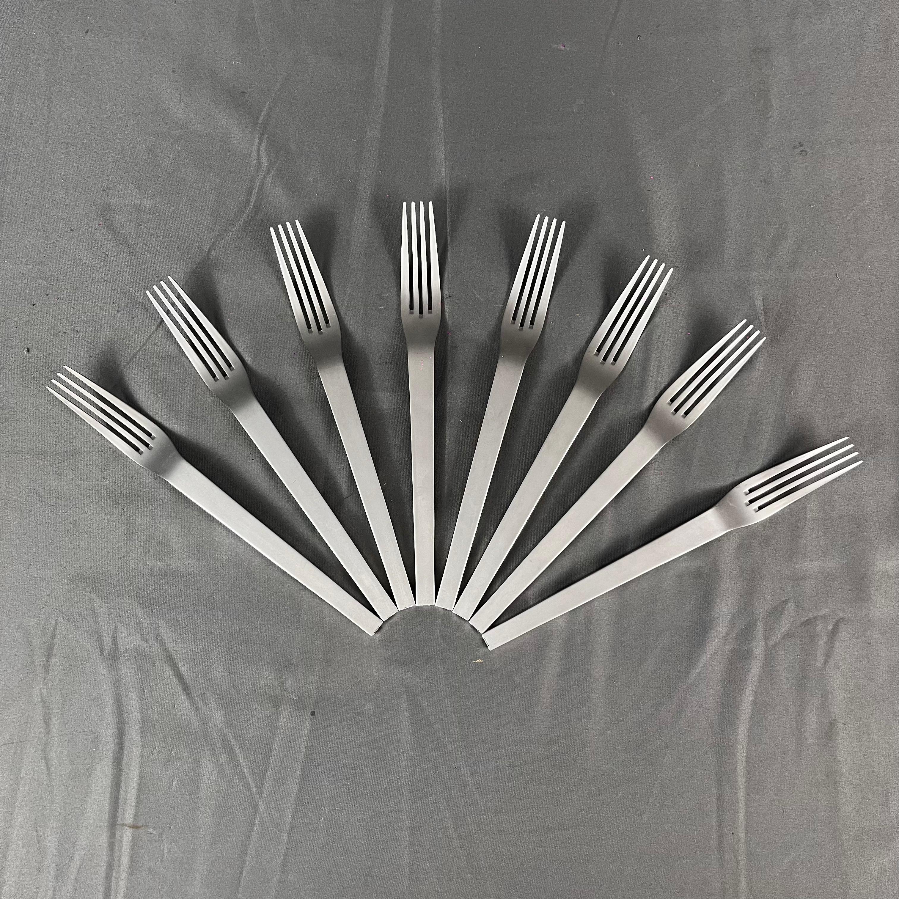 Set de 8 fourchettes en acier inoxydable de la maison Hermès. La collection HTS, Hermès Tout Simple, présente un design ergonomique et une nouvelle forme d'élégance née de la combinaison du poli miroir et du mat profond. La Collection HTS a été