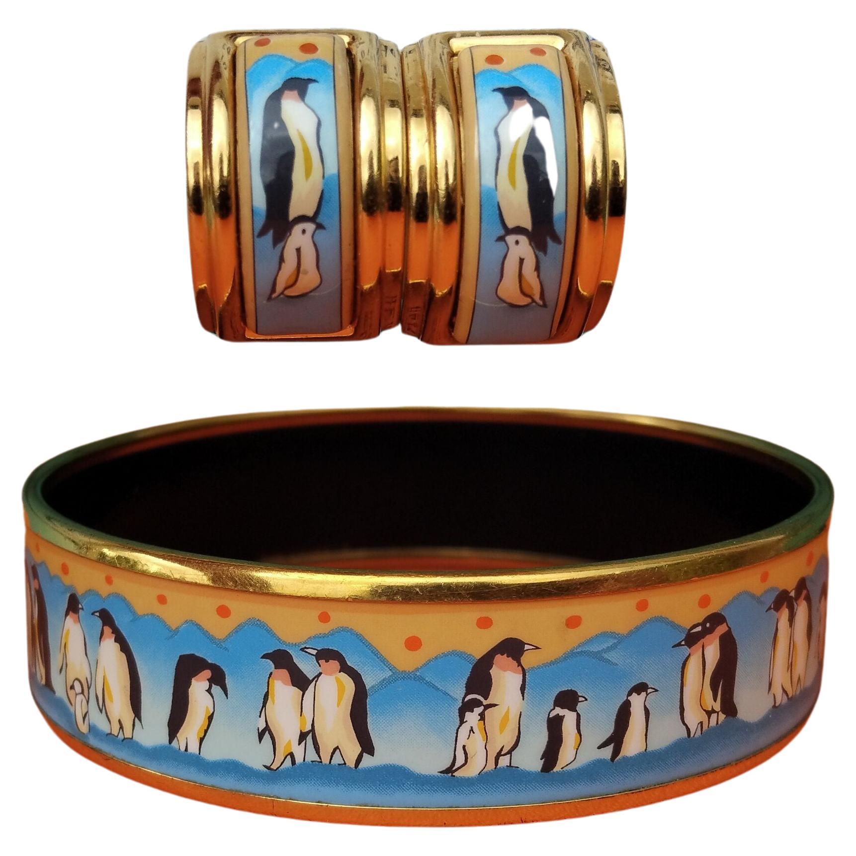 Adorable and Rare Authentic Hermès Set

You will receive a set of 3 pieces: 1 bracelet and 2 earrings

Clip earrings for pierced and non-pierced ears

Print: Penguins

Made in Austria + E (2001)

Made of enamel printed and yellow gold plated