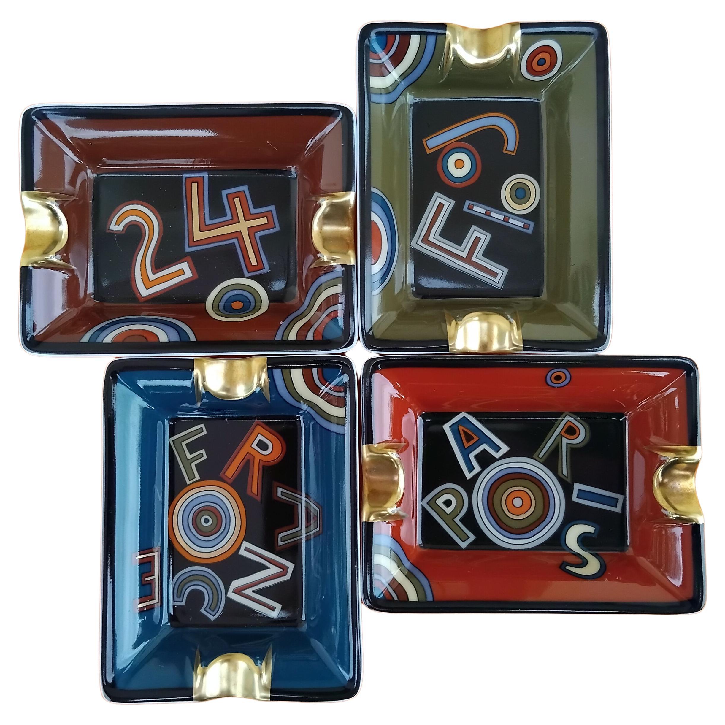 Bellissimo e raro set autentico di 4 mini posacenere di Hermès

Riceverai i 4 posacenere visibili nelle foto

Chiamati anche 