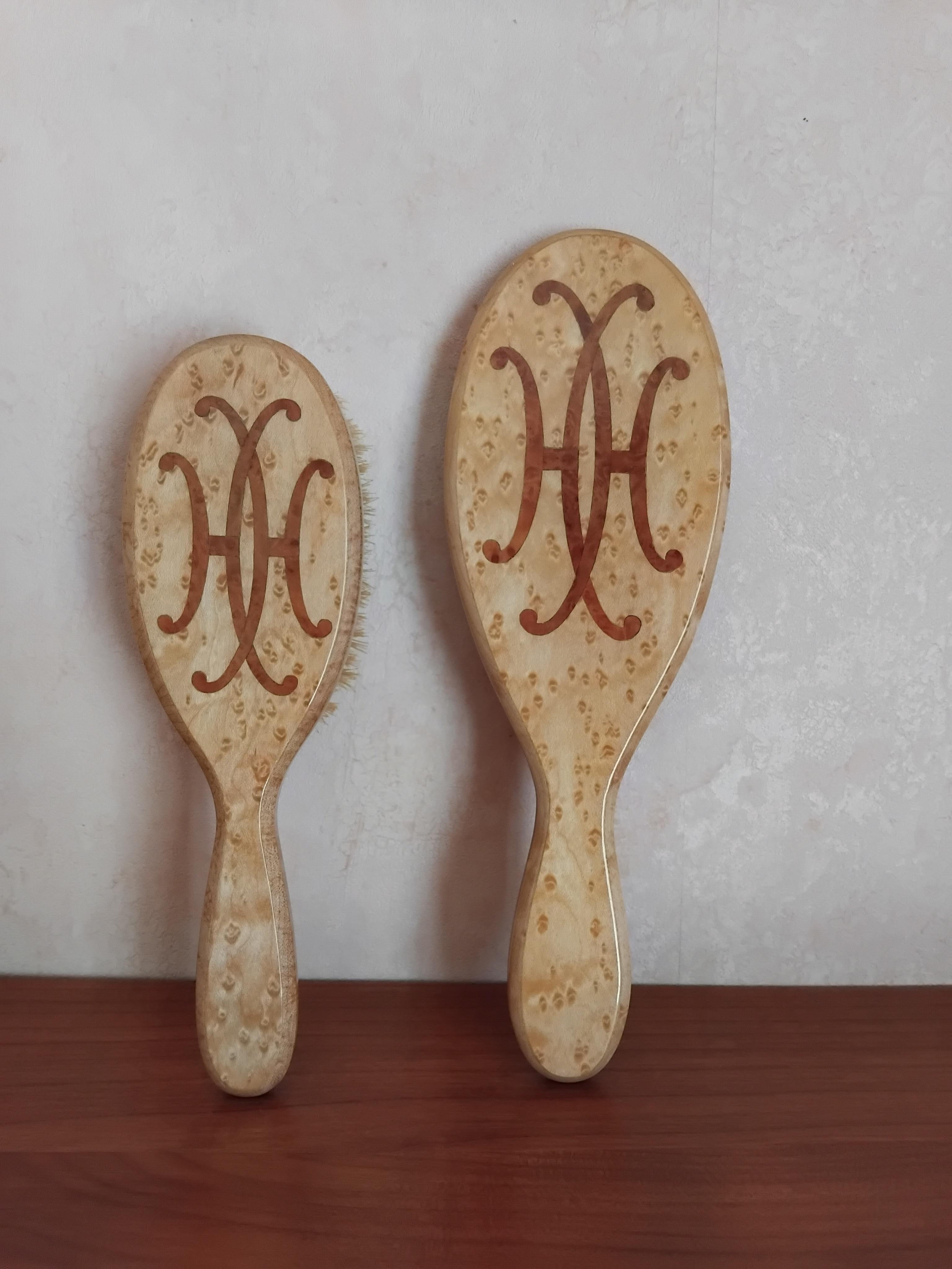 Amazing and beautiful Authentic Hermès Set

Hair Brush and matching mirror

Both made of 