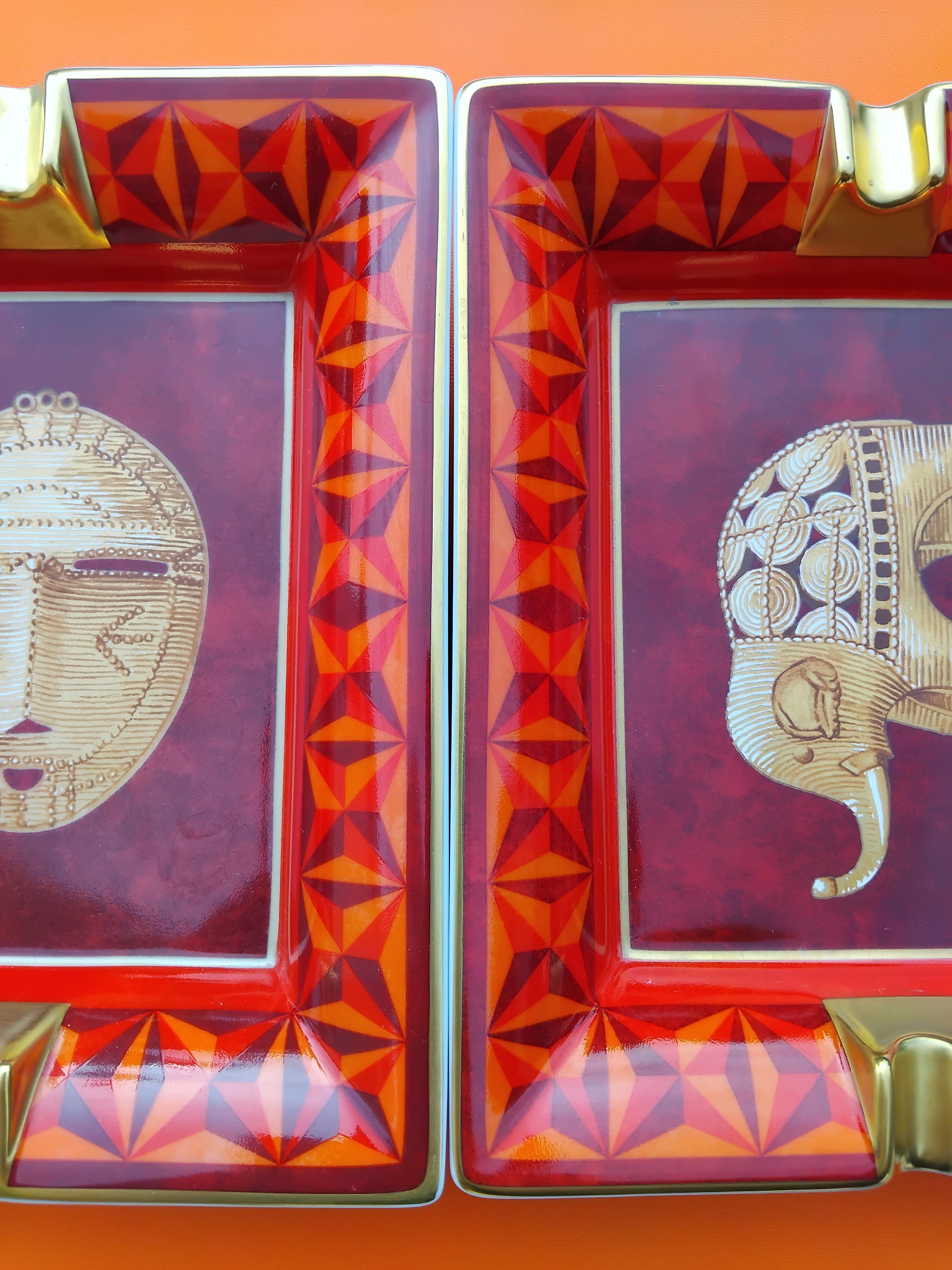 Hermès Set von Maske und Elefant Matching Aschenbecher Porzellan Afrika Thema (Rot) im Angebot