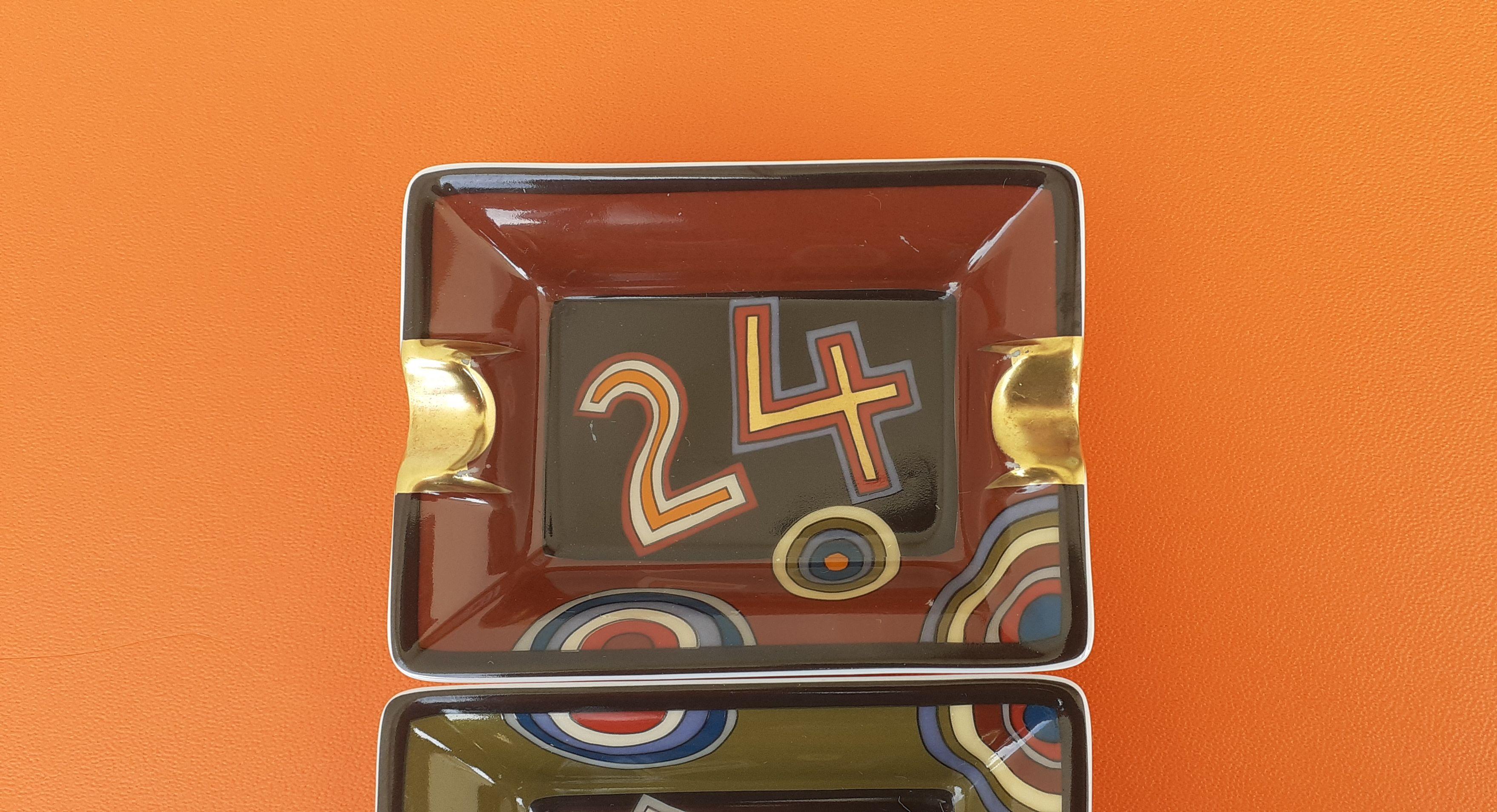 Schöner und seltener authentischer Satz von 3 Hermès Mini-Aschenbechern

Sie erhalten die 3 auf den Fotos sichtbaren Aschenbecher

Diese kleinen Gegenstände, die auch 