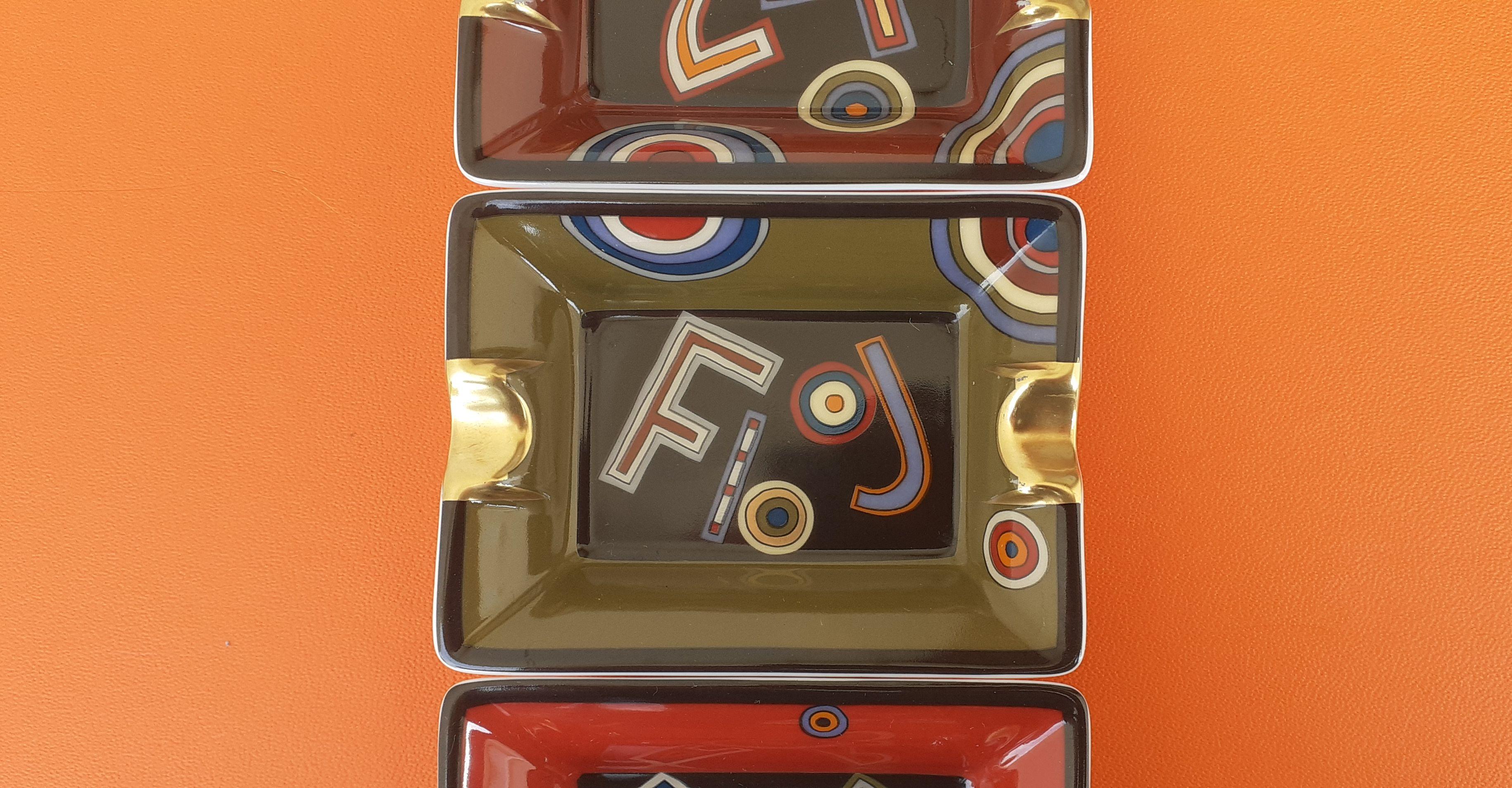 Hermès Set von drei kleinen Aschenbechern Tohu Bohu Print Porzellan und Gold (Braun) im Angebot