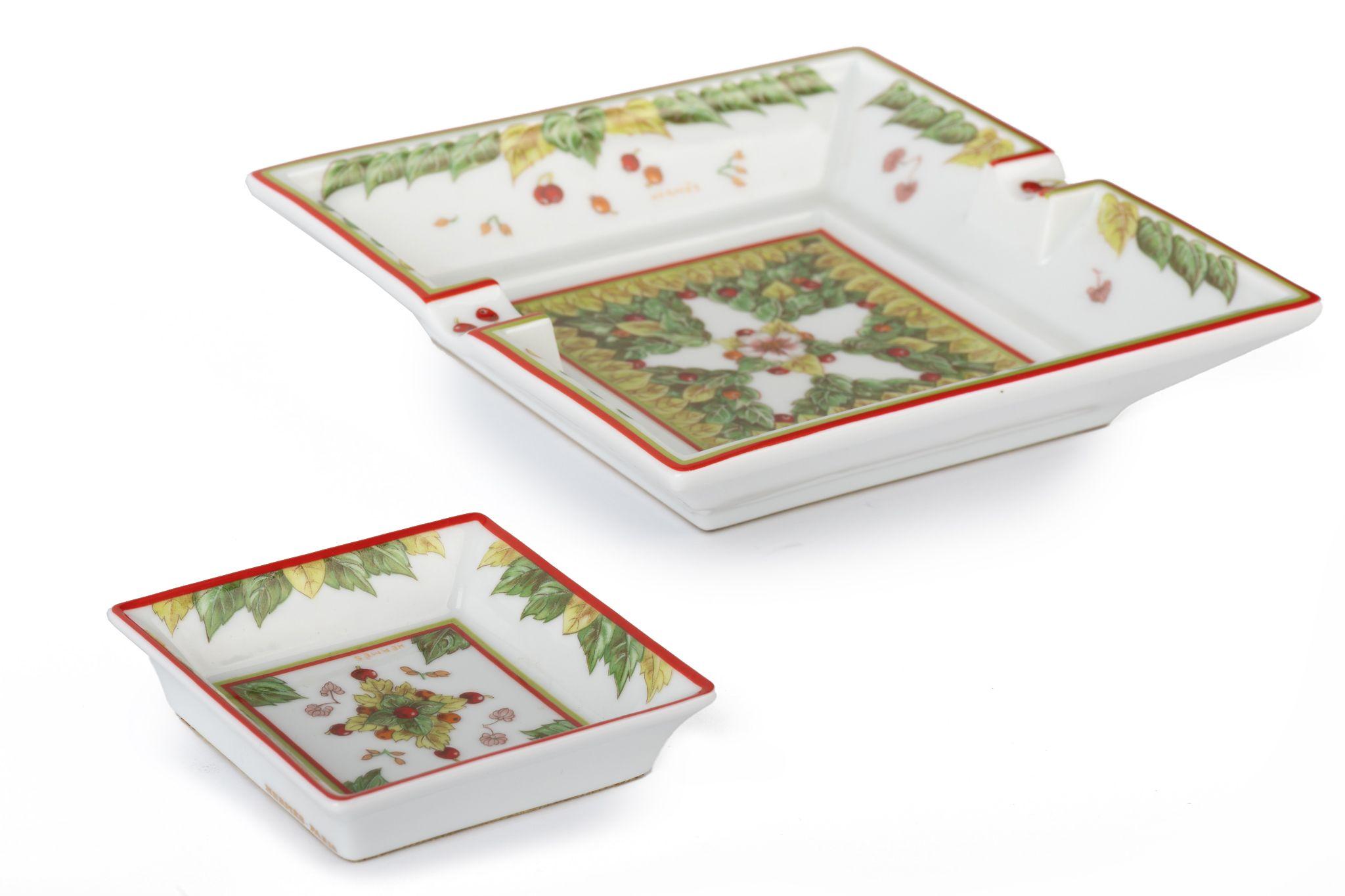 Hermès two-piece set ashtray in white porcelain with Christmas decorations in green. Suede stamped bottom. Includes original box.

