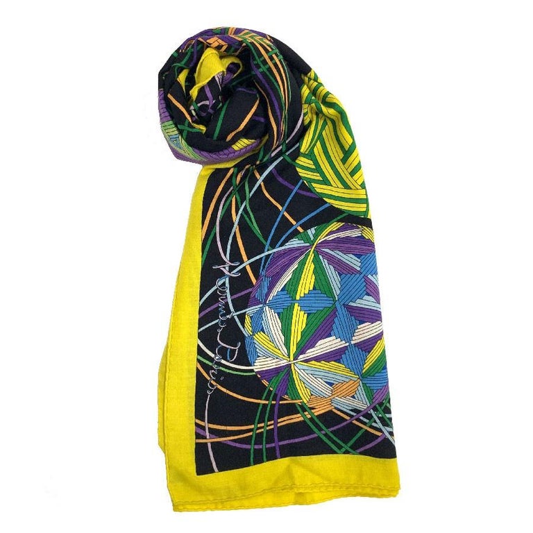 Superb shawl from HERMES. L'Art du Témari model in yellow color.
Material :  65% cashmere and 35% silk. 
It was designed by Nathalie Vialars. 
2011 edition, Made in France.
In good condition. It has zippers throughout. Material tag is present.
The
