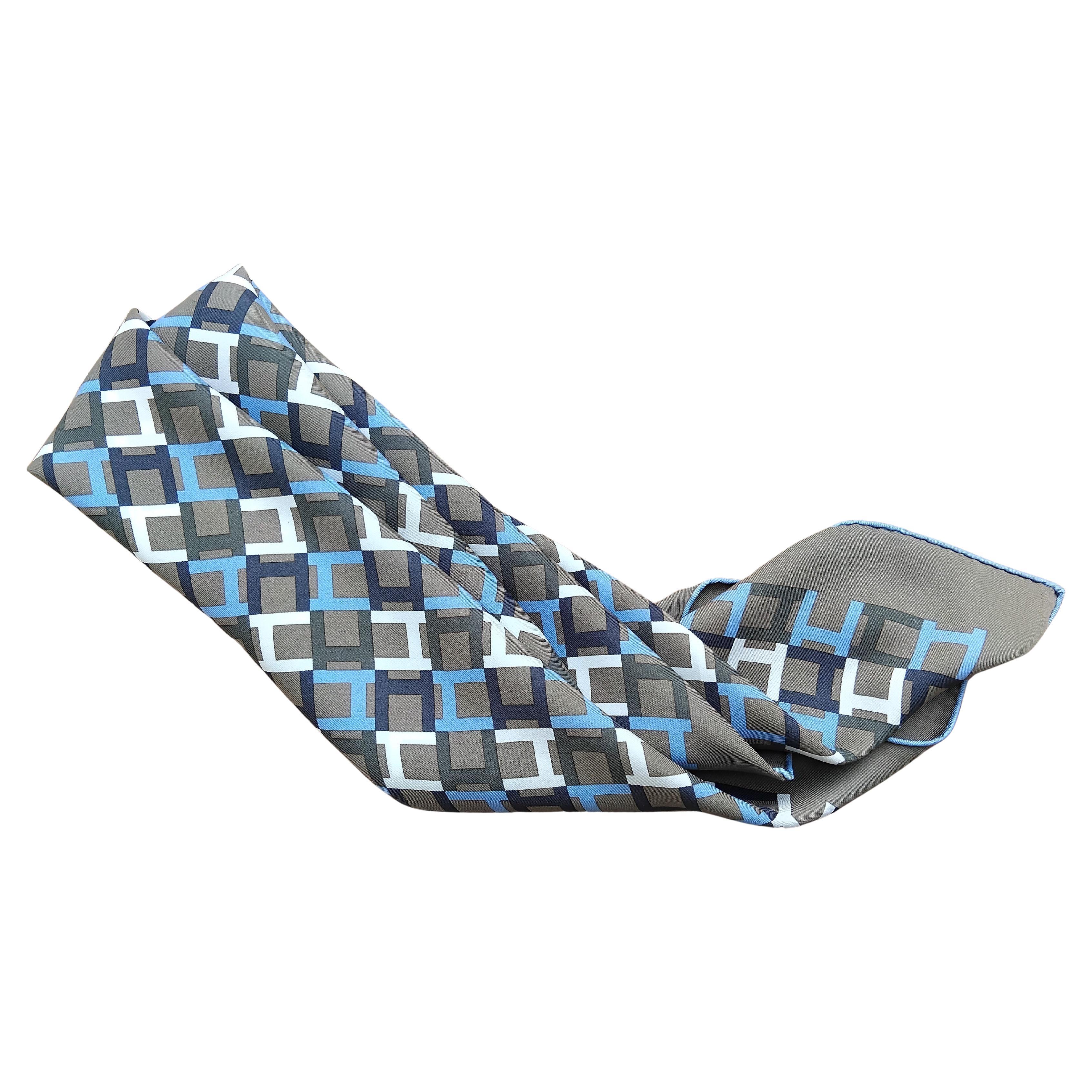 Hermès Sciarpa in seta Module H Print Etoupe Blu 27' in vendita 7