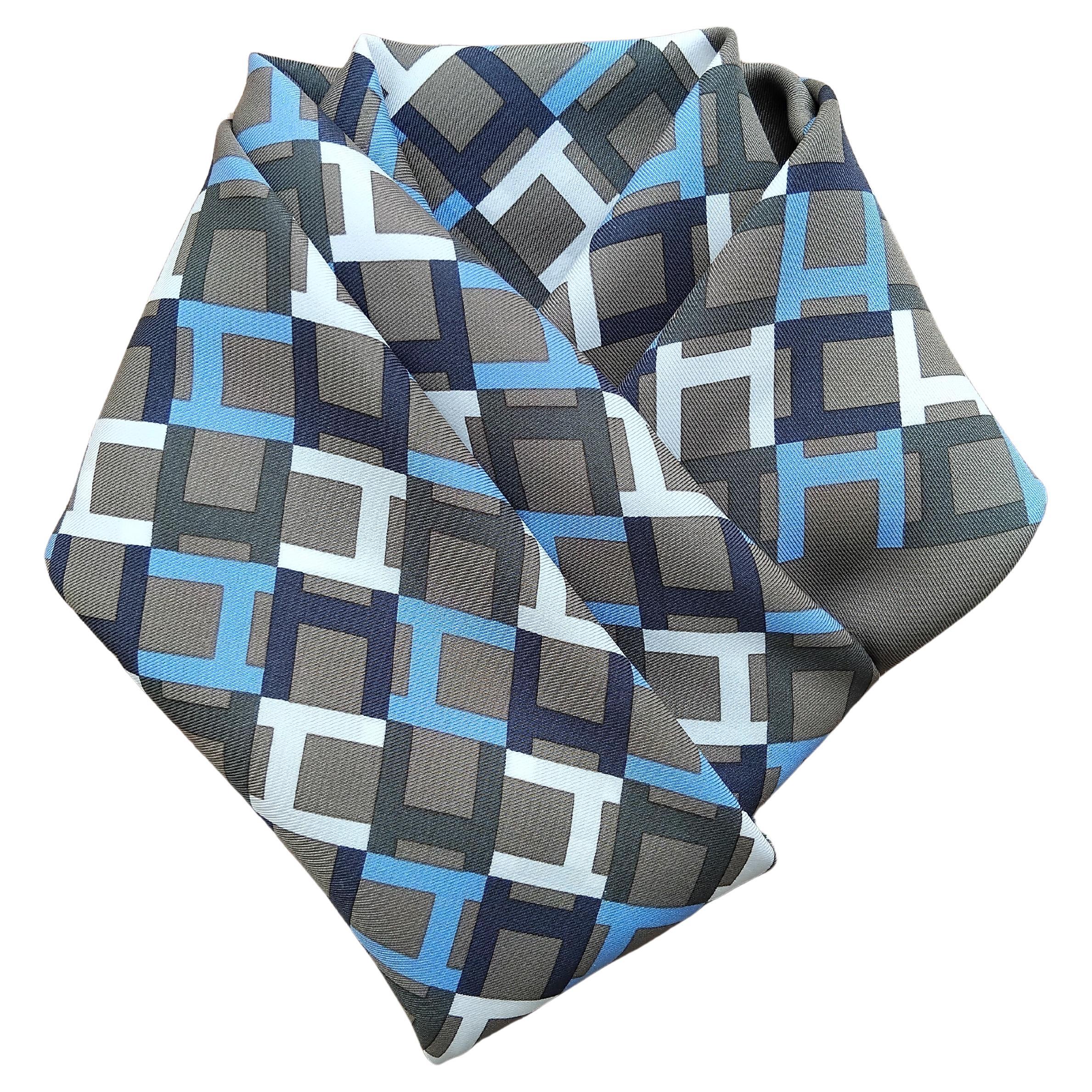 Hermès Sciarpa in seta Module H Print Etoupe Blu 27' in vendita 8