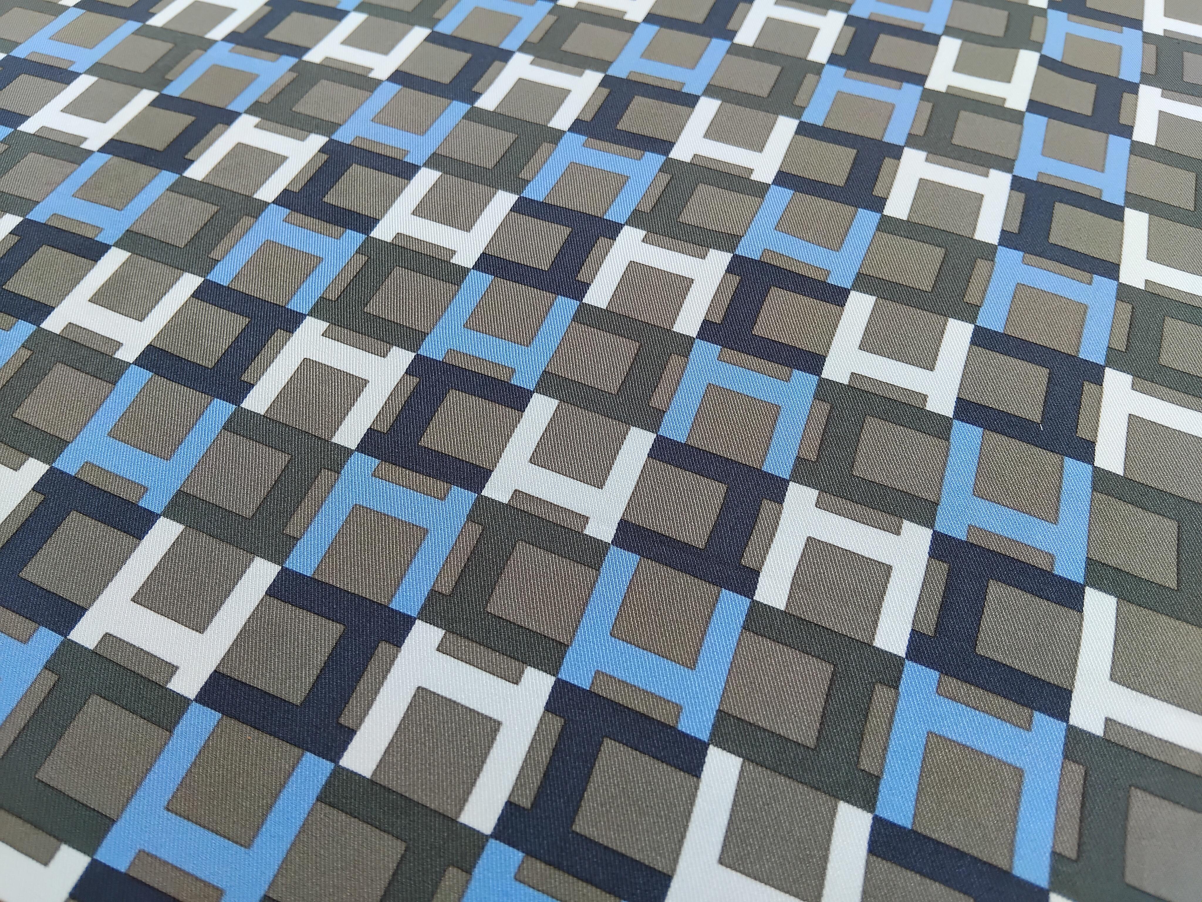 Grigio Hermès Sciarpa in seta Module H Print Etoupe Blu 27' in vendita