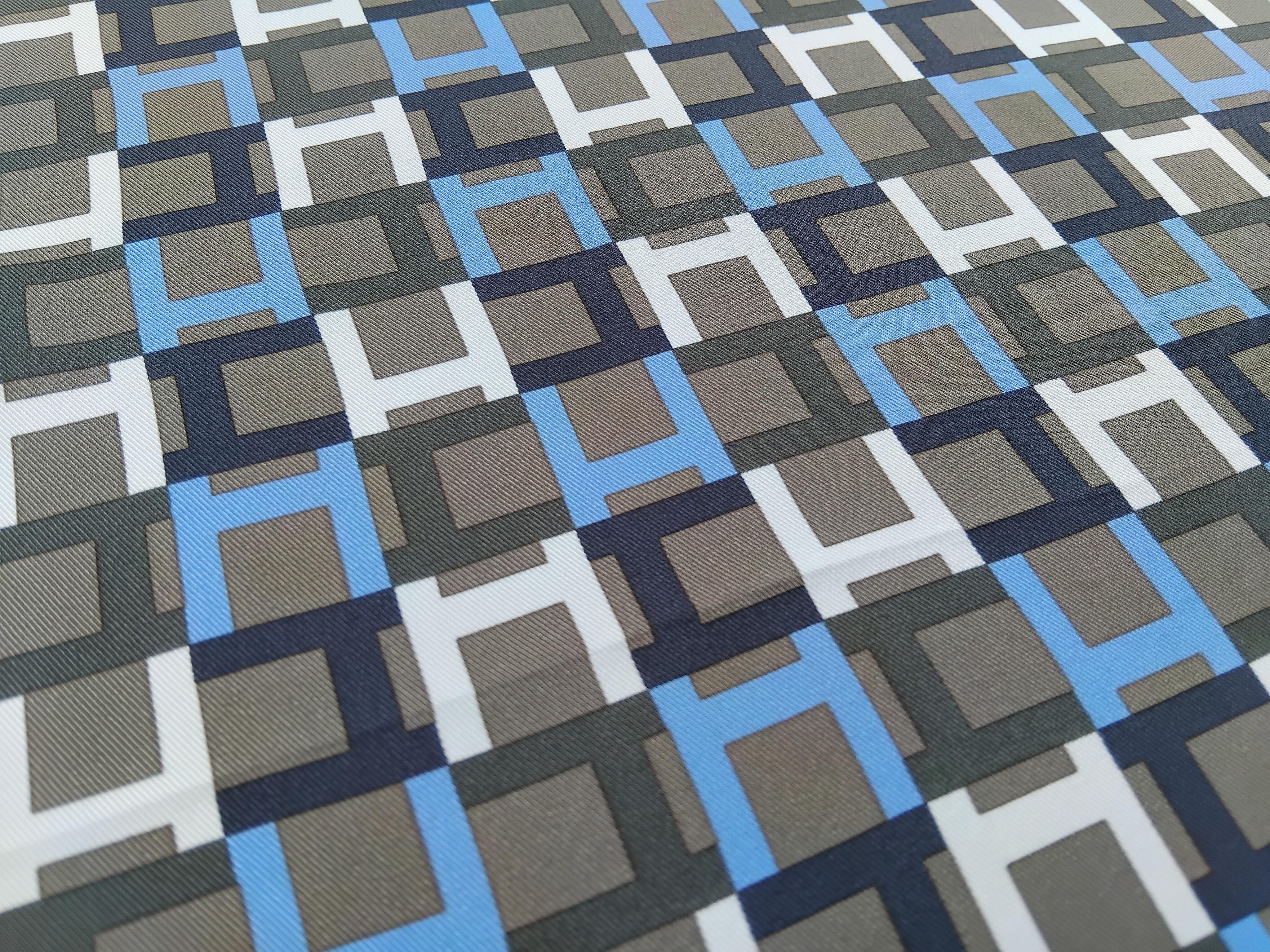 Uomo Hermès Sciarpa in seta Module H Print Etoupe Blu 27' in vendita