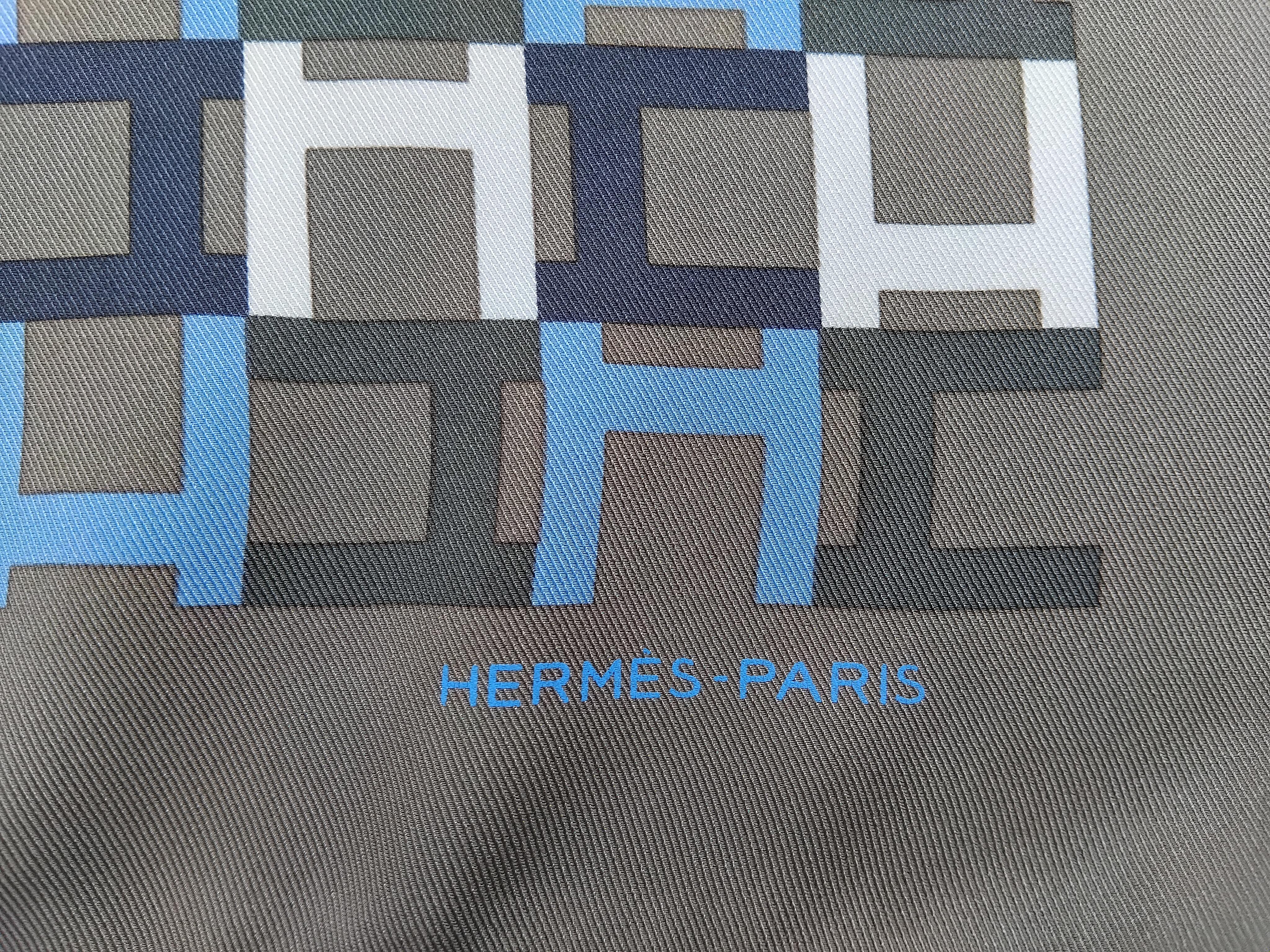 Hermès Sciarpa in seta Module H Print Etoupe Blu 27' in vendita 1