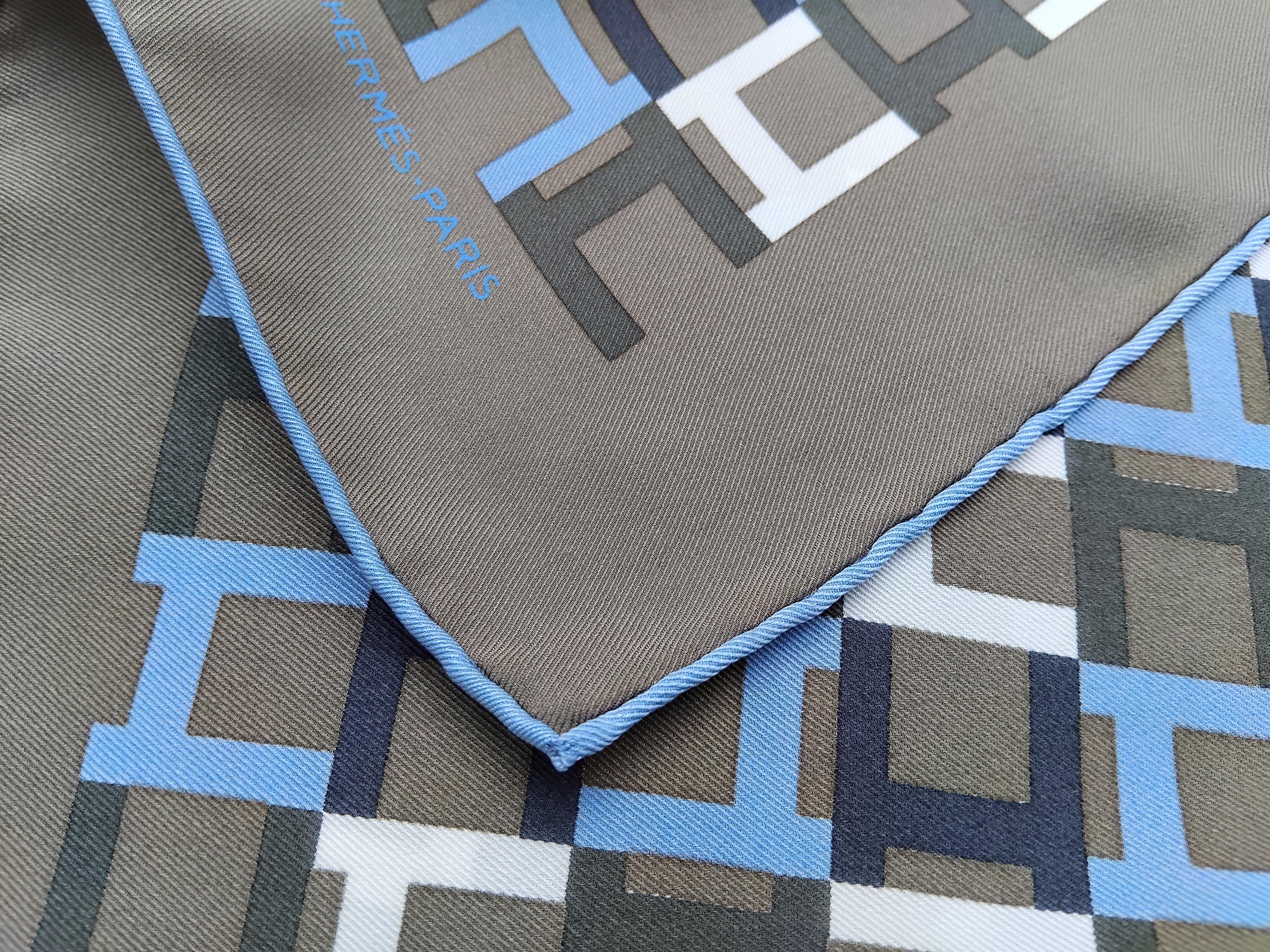 Hermès Sciarpa in seta Module H Print Etoupe Blu 27' in vendita 2