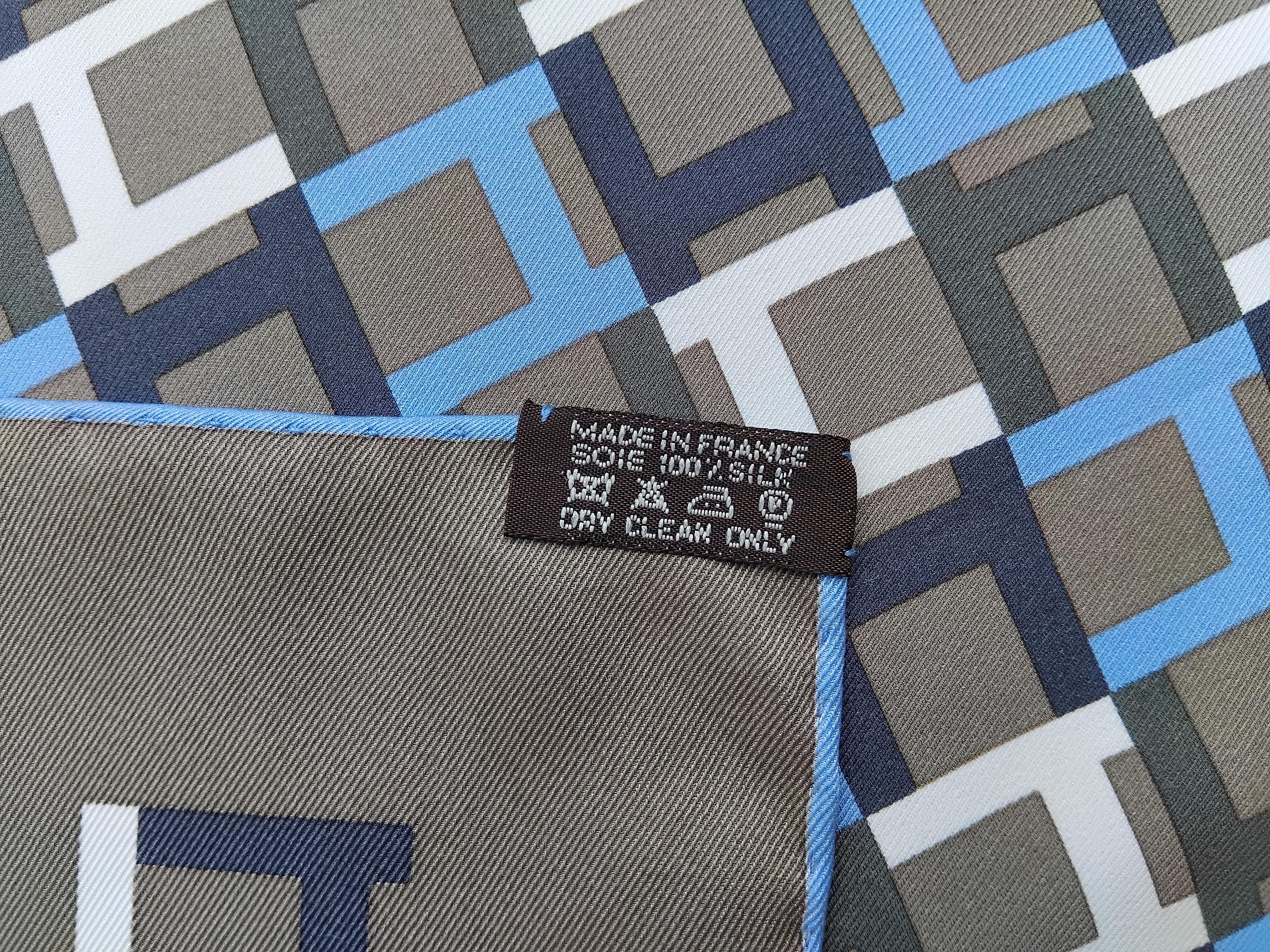 Hermès Sciarpa in seta Module H Print Etoupe Blu 27' in vendita 3