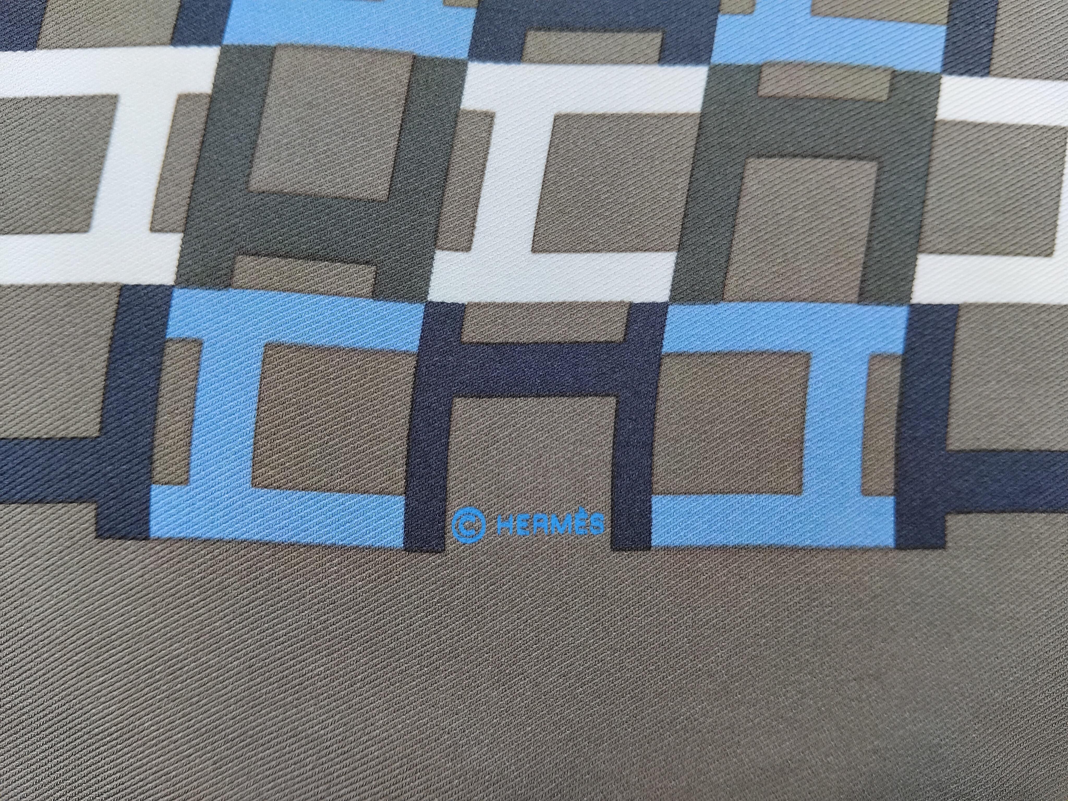 Hermès Sciarpa in seta Module H Print Etoupe Blu 27' in vendita 5