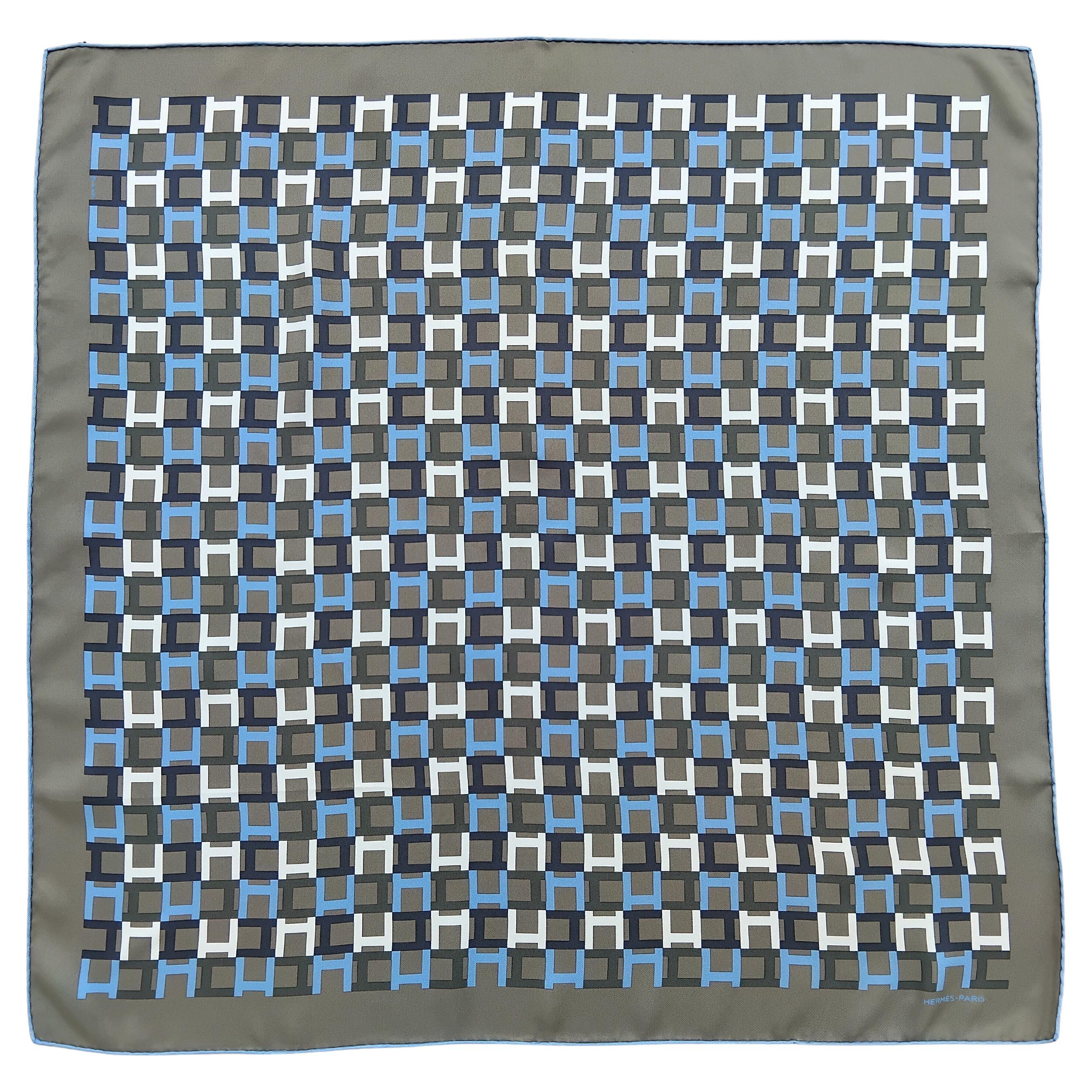 Hermès Sciarpa in seta Module H Print Etoupe Blu 27' in vendita