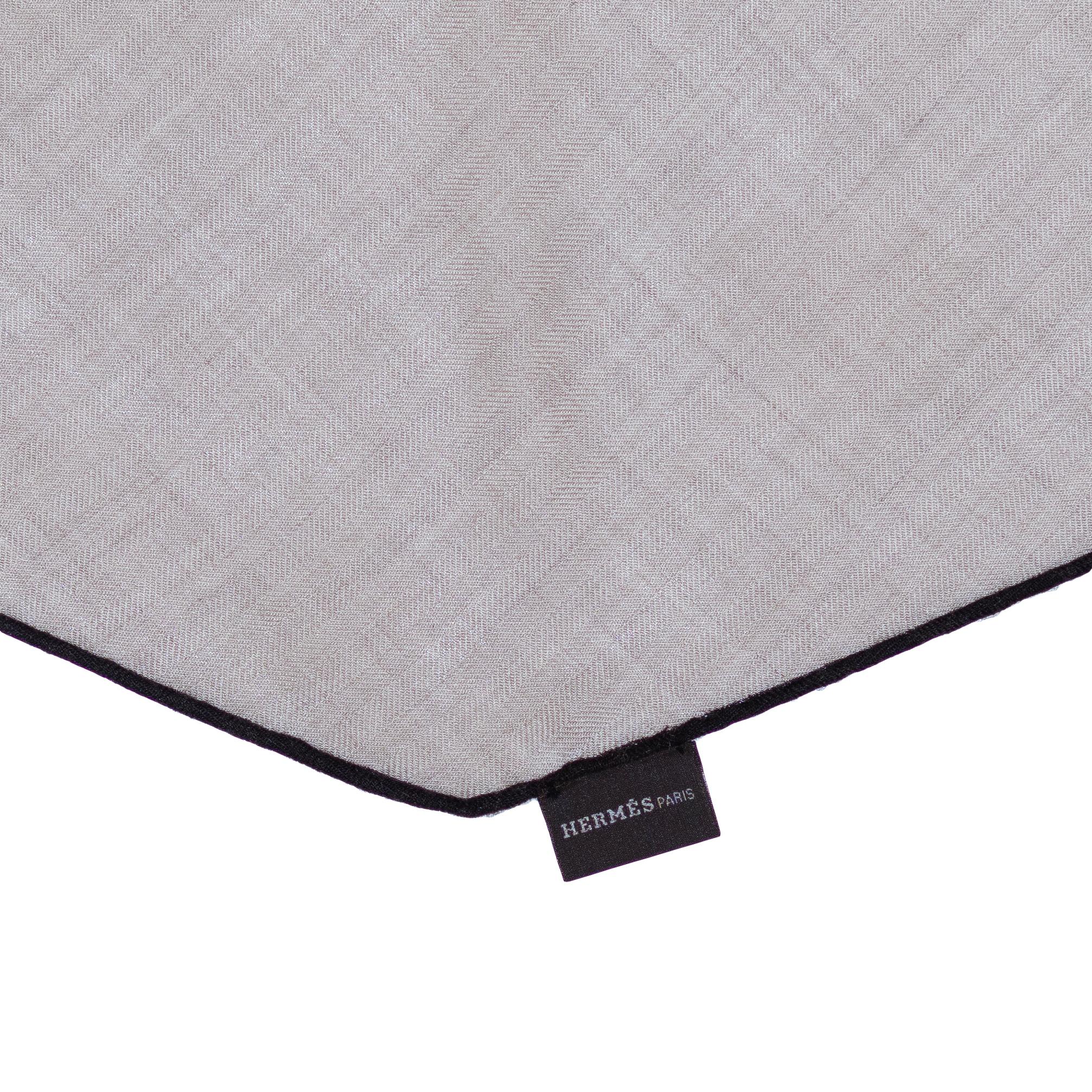Scialle Hermes Losange Diamond Geant - Nature - CS 108x104x80cm - NWCT - 2411021855

Marchio: Hermes
Tipo: Scialle Losange Diamond Geant
Artista :
Dimensioni: 108x104x80cm
Colore : Nature Orli blu scuro
Tipo: 65% cashmere / 35% seta
Fabbricazione: