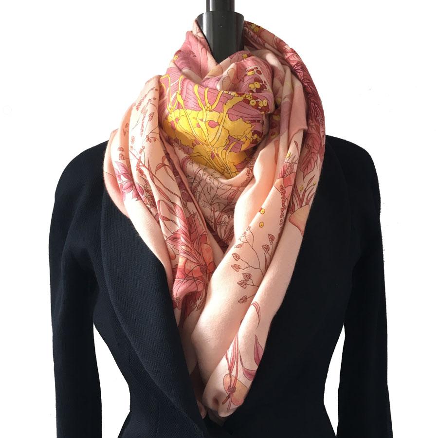 Hermès shawl, 'Pythagore' model, in pink cashmere and silk. Some small stain visible on the shawl.
The material label and brand are missing, but authenticity guaranteed by our teams expert in luxury items Hermes occasion.

Shawl drawn by the artist