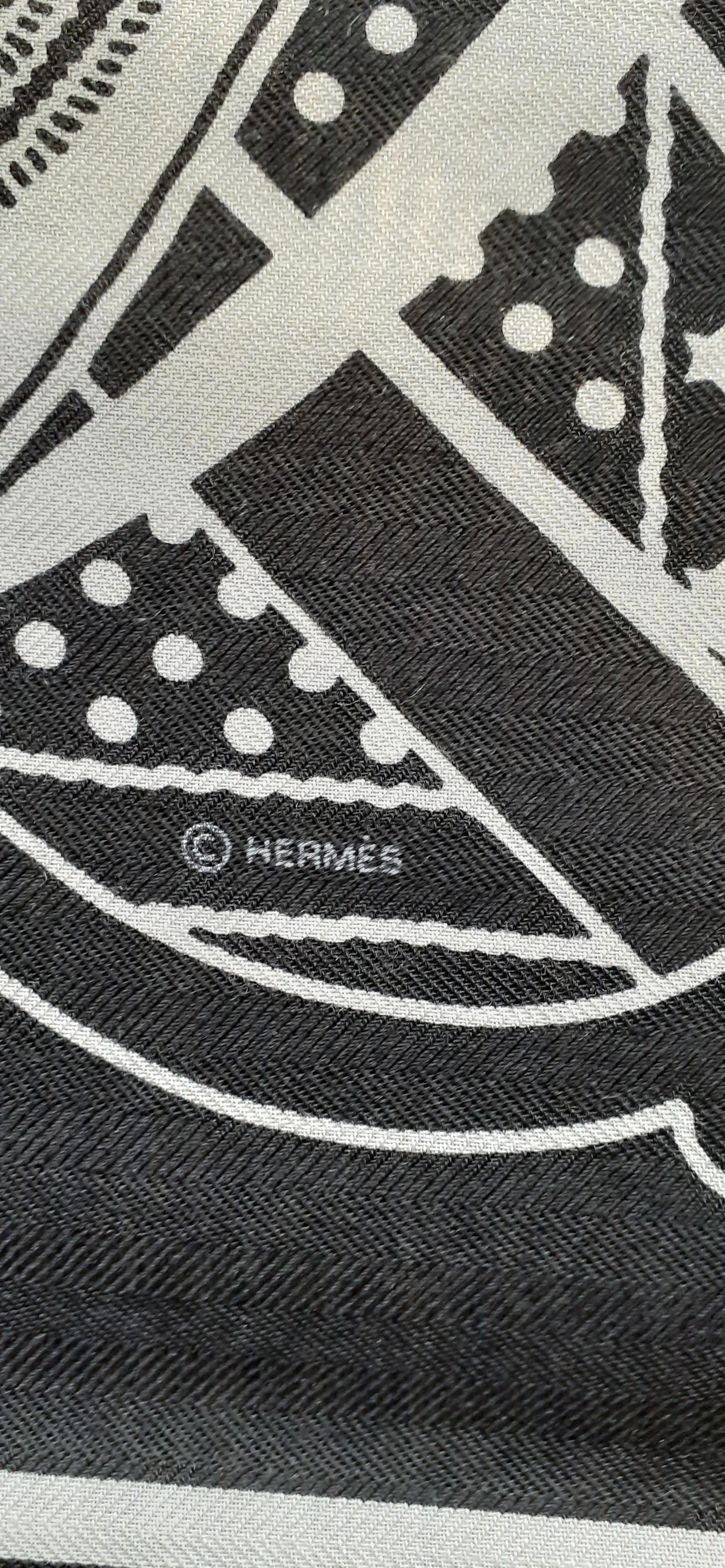 Hermès Schal Grand Manege Bandana aus Kaschmir und Seide in Weiß und Schwarz 140 cm 7