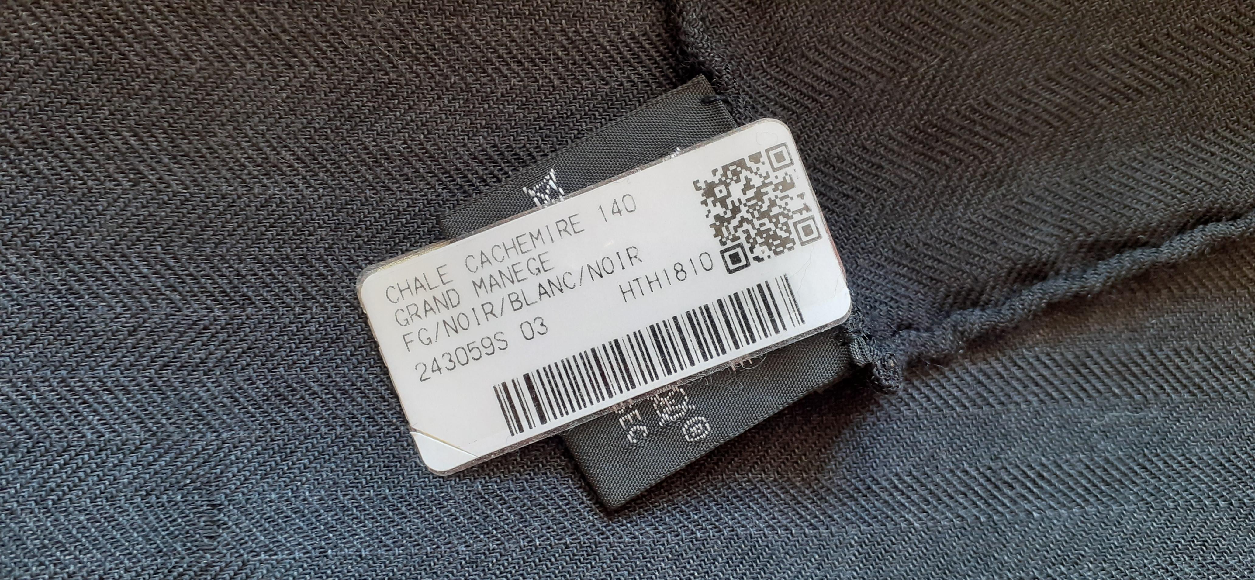 Hermès Schal Grand Manege Bandana aus Kaschmir und Seide in Weiß und Schwarz 140 cm 10