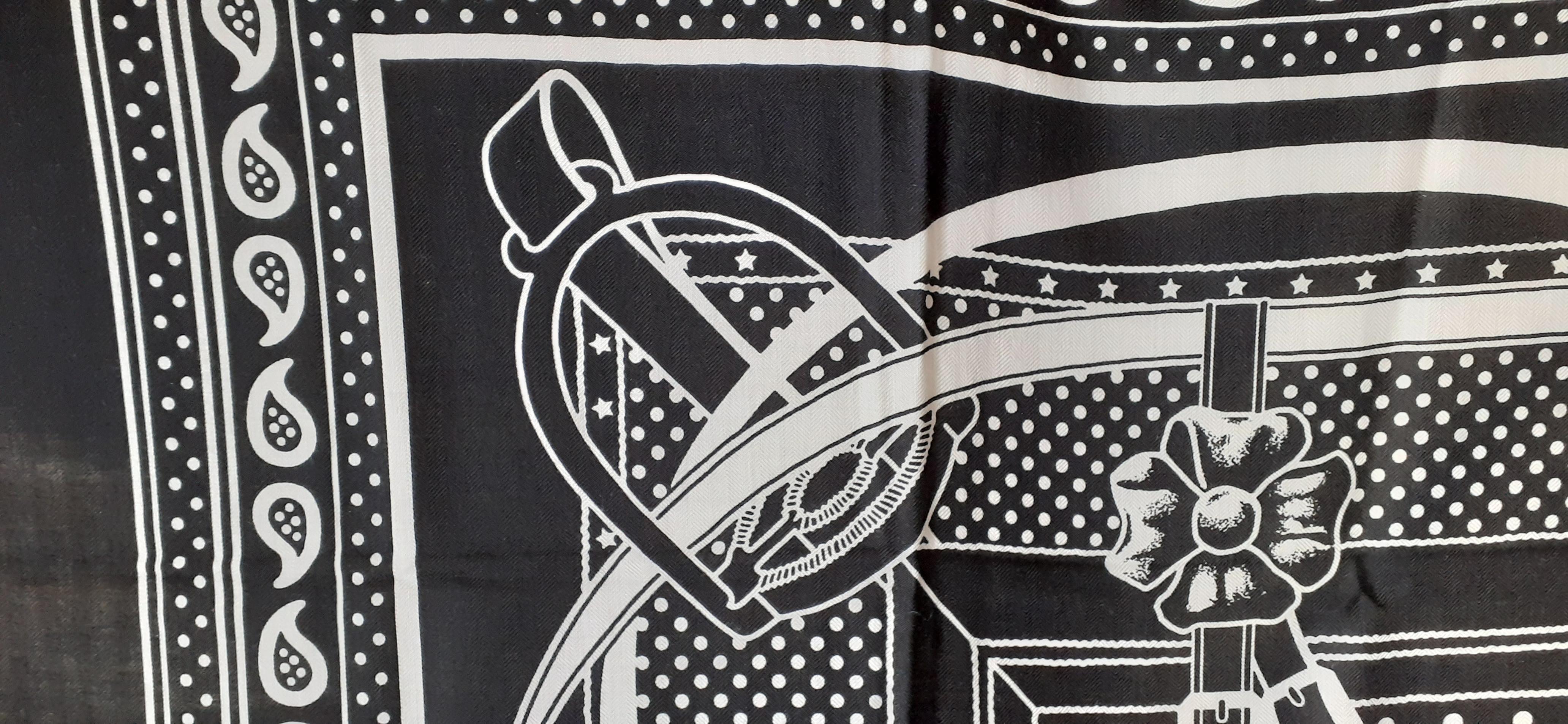 Hermès Schal Grand Manege Bandana aus Kaschmir und Seide in Weiß und Schwarz 140 cm Damen
