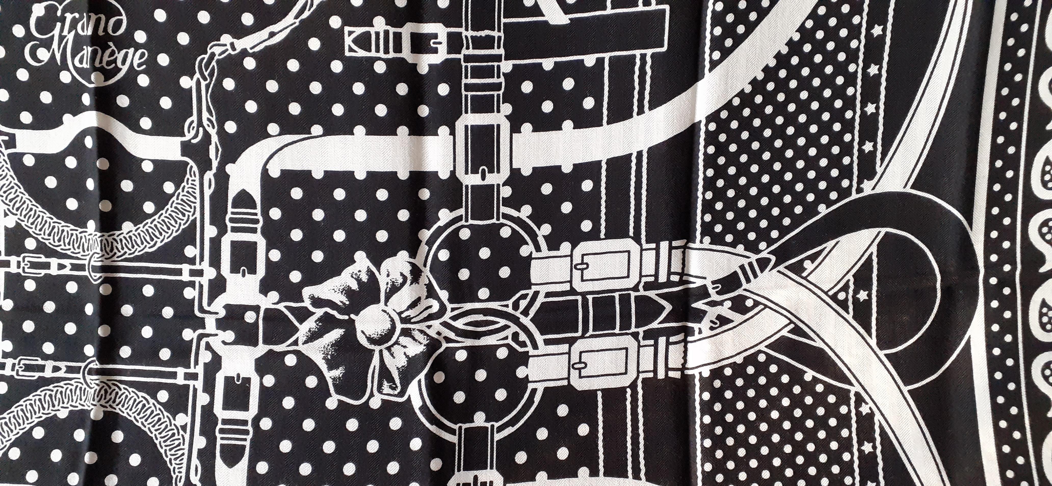 Hermès Schal Grand Manege Bandana aus Kaschmir und Seide in Weiß und Schwarz 140 cm 2