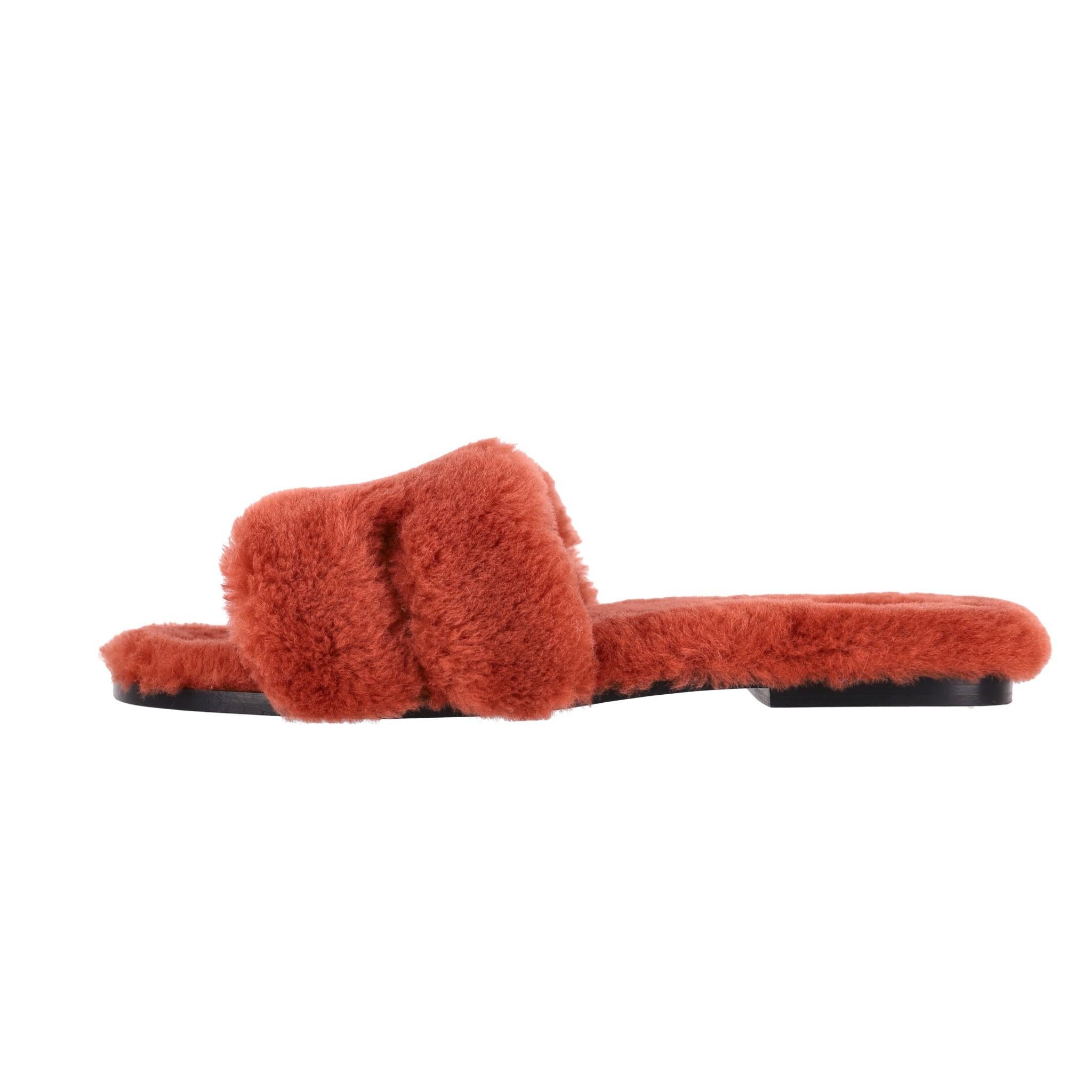 Saison actuelle - Sandales Hermes en shearling Oran

Rouge/orange brûlé - Les sandales Rouge De Turin sont réalisées en shearling et ornées de l'emblématique découpe 