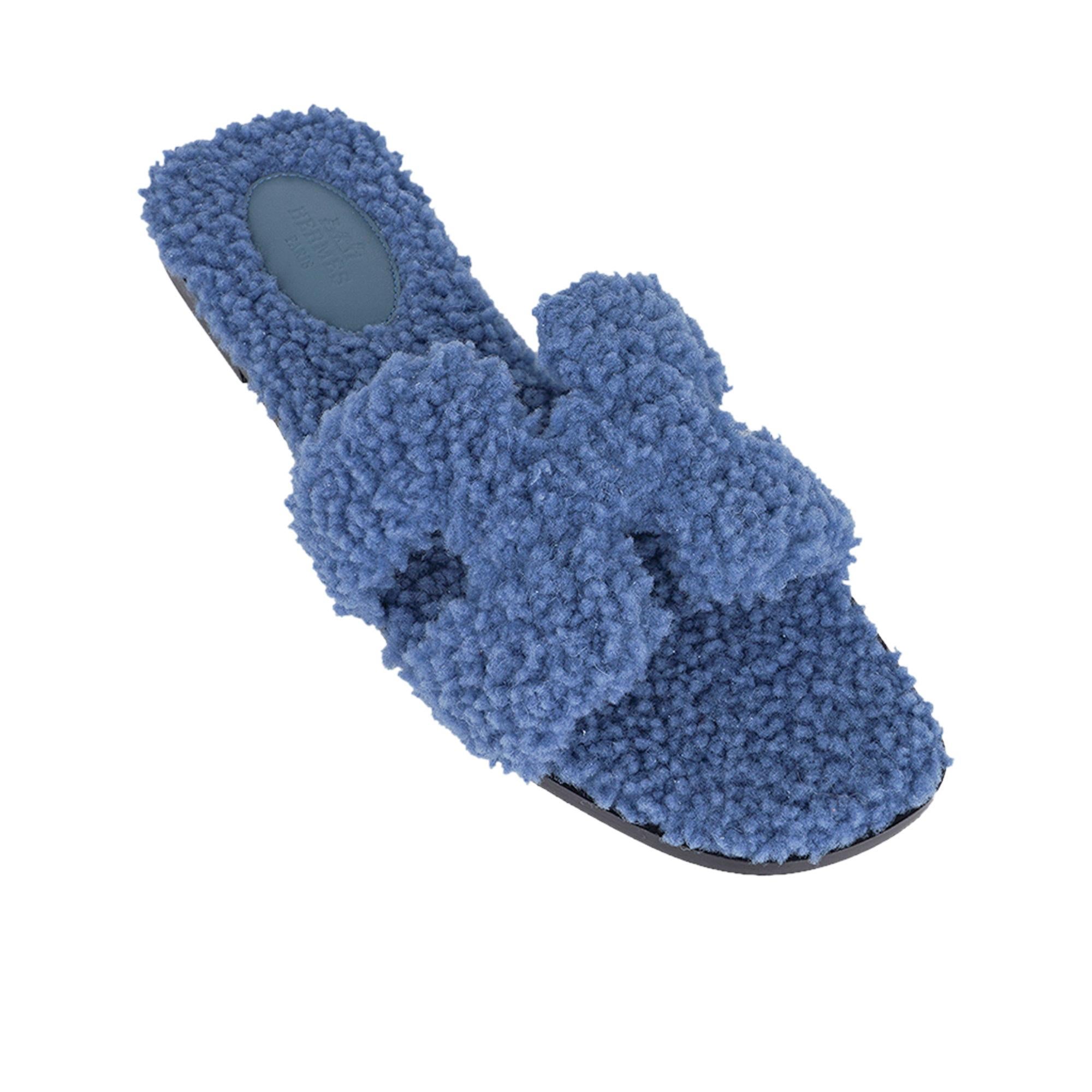 Mightychic offers a pair of Hermes Oran Shearling limited edition flat sandal slide featured in Bleu.
This stunning muted blue Hermes Oran shearling sandal is foot flirting perfection!
Embossed Hermes Paris leather insole.
Wood heel.
Comes with