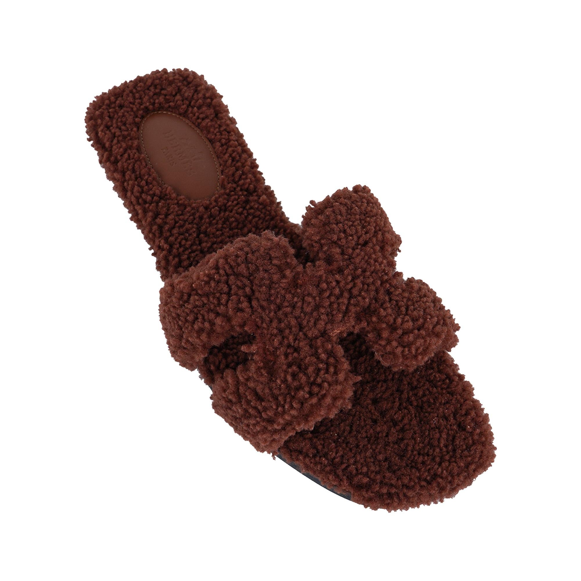 Mightychic offers a pair of Hermes Oran Shearling limited edition flat sandal slide featured in Brun (Brown).
This beautiful arm Brown Hermes Oran shearling sandal is foot flirting perfection!
Embossed Hermes Paris leather insole.
Wood heel.
Comes