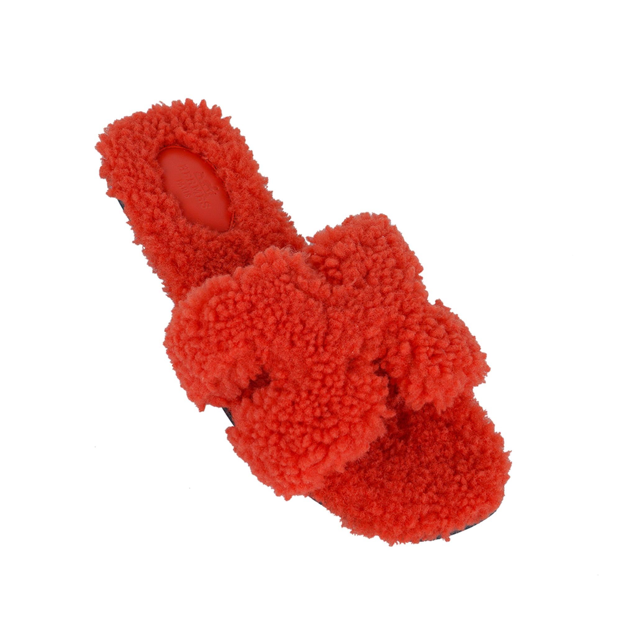 Mightychic propone un paio di sandali piatti di Hermes Oran Shearling in edizione limitata, di colore arancione.
Questo bellissimo sandalo in shearling di Hermes Oran è la perfezione per flirtare con i piedi!
Soletta in pelle Hermes Paris in