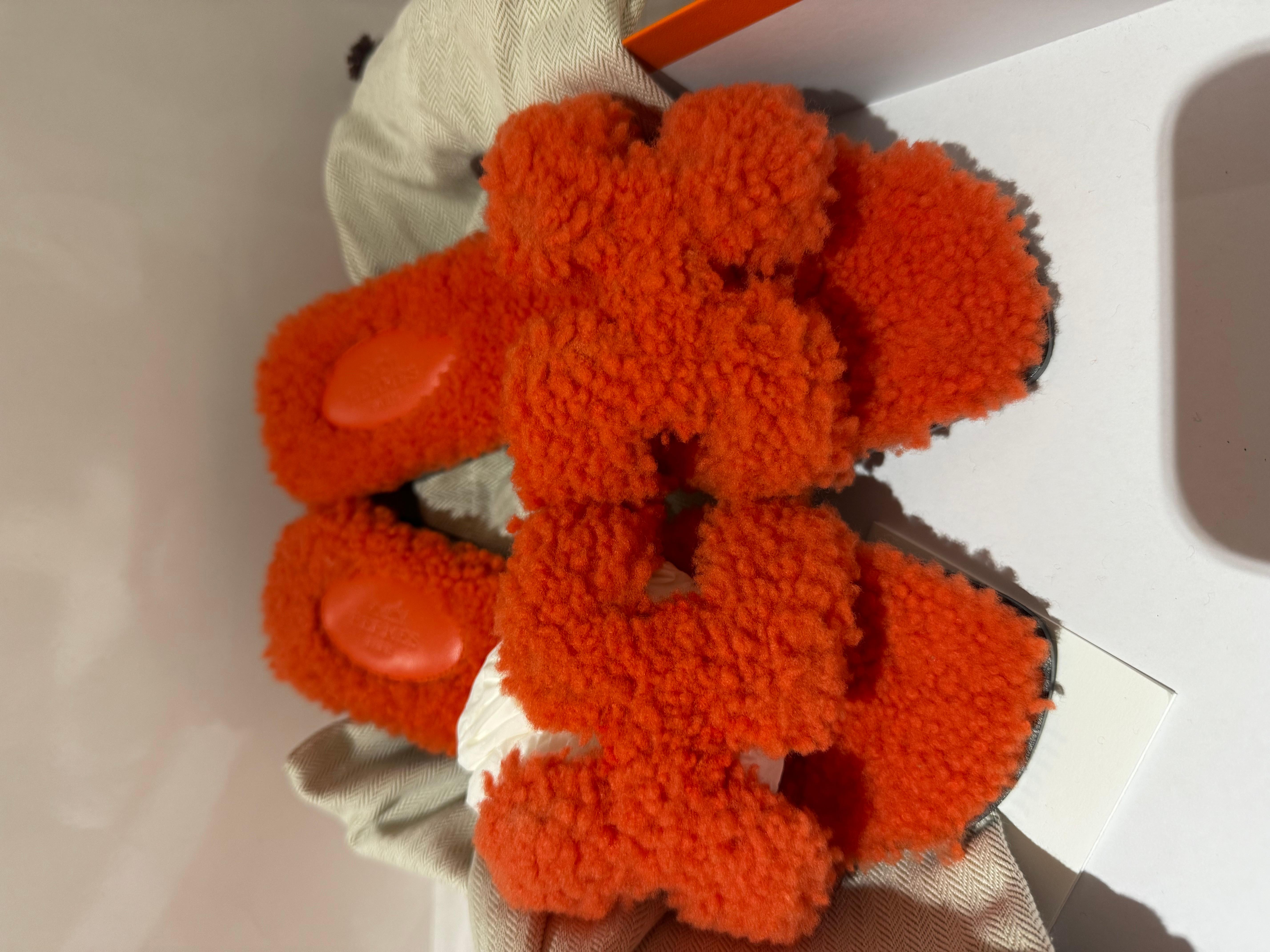 Rosso Sandali Hermes Shearling Arancione Oran in vendita