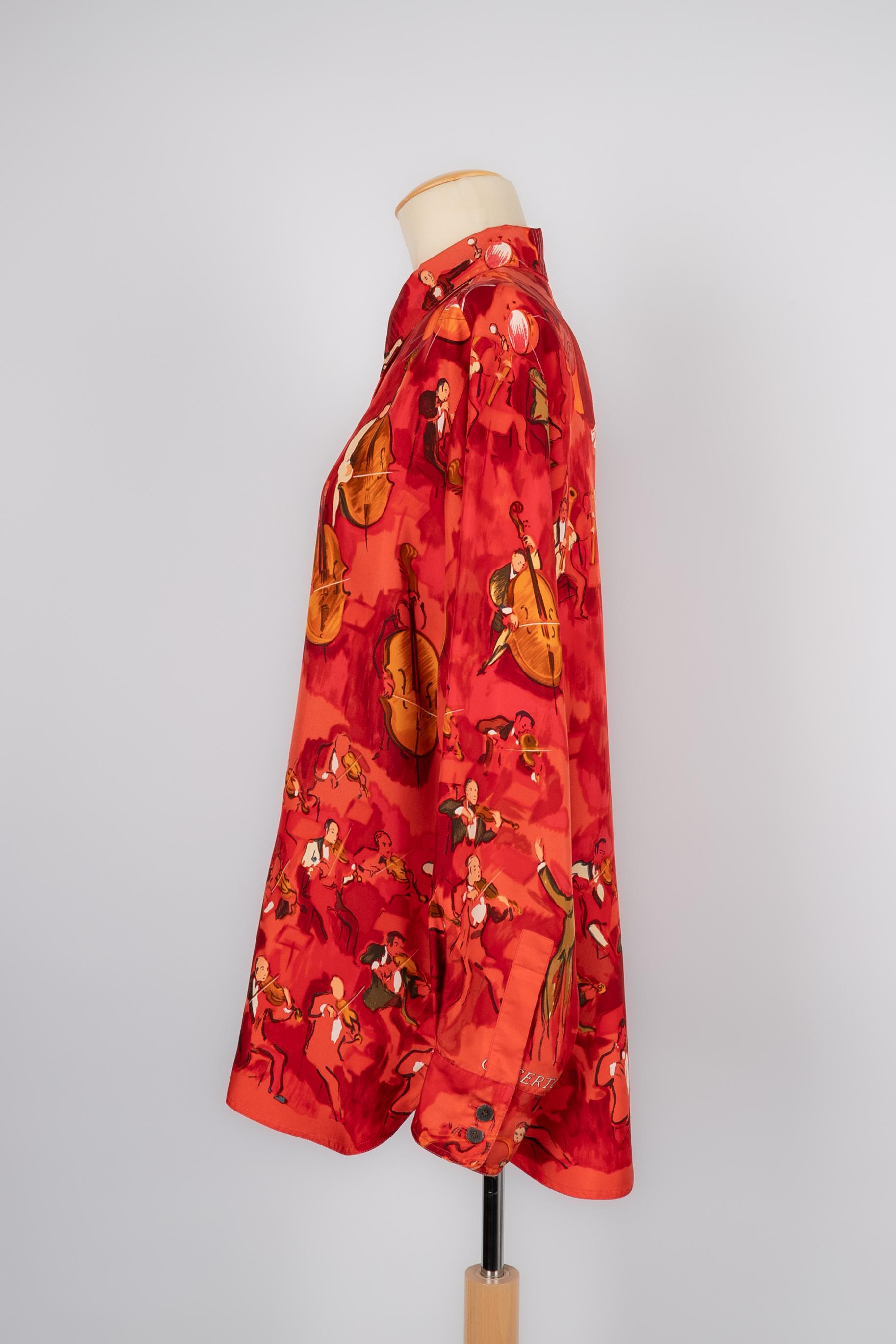 HERMÈS - (Fabriqué en France) Chemise en soie de couleur rouge illustrée du motif 