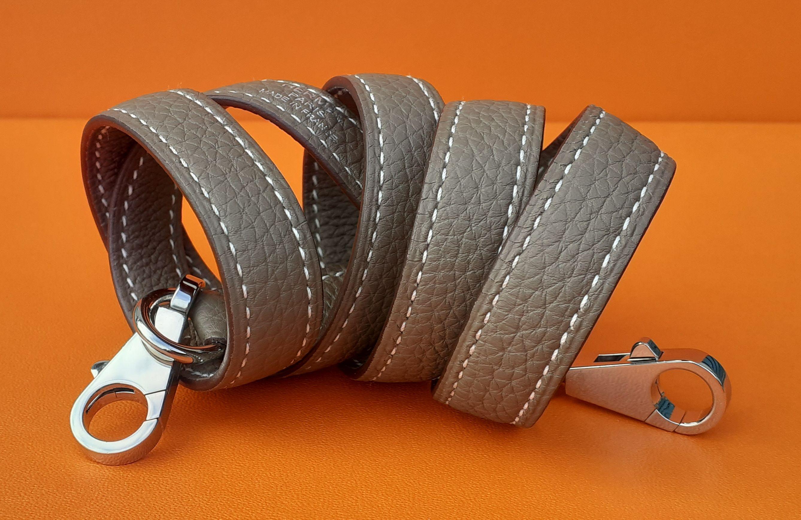 Authentic Hermès Shoulder strap

For Kelly or any other Hermès Bag

Made in France

Made of Togo Leather and Palladium Plated Hardware

Colorways: Etoupe, White Stitching, Silver-Tone Hdw

