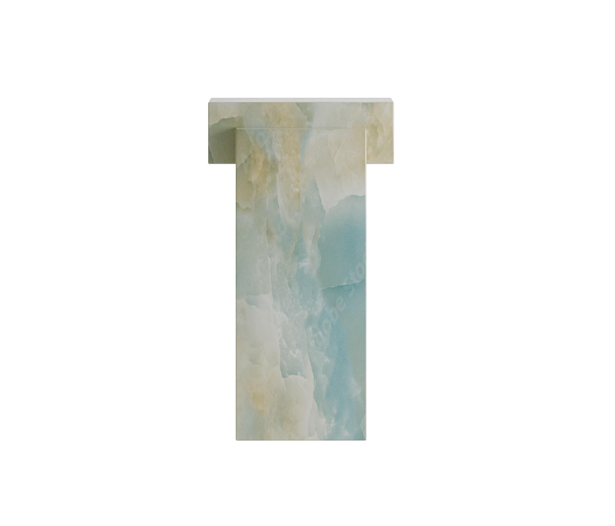 Avec son côté substantiel, la table d'appoint Hermès en onyx capture la nature même de la pierre et embrasse son essence. Ce design conserve parfaitement la pureté et l'élégance de ses composants. Son design basique et classique confère à toute