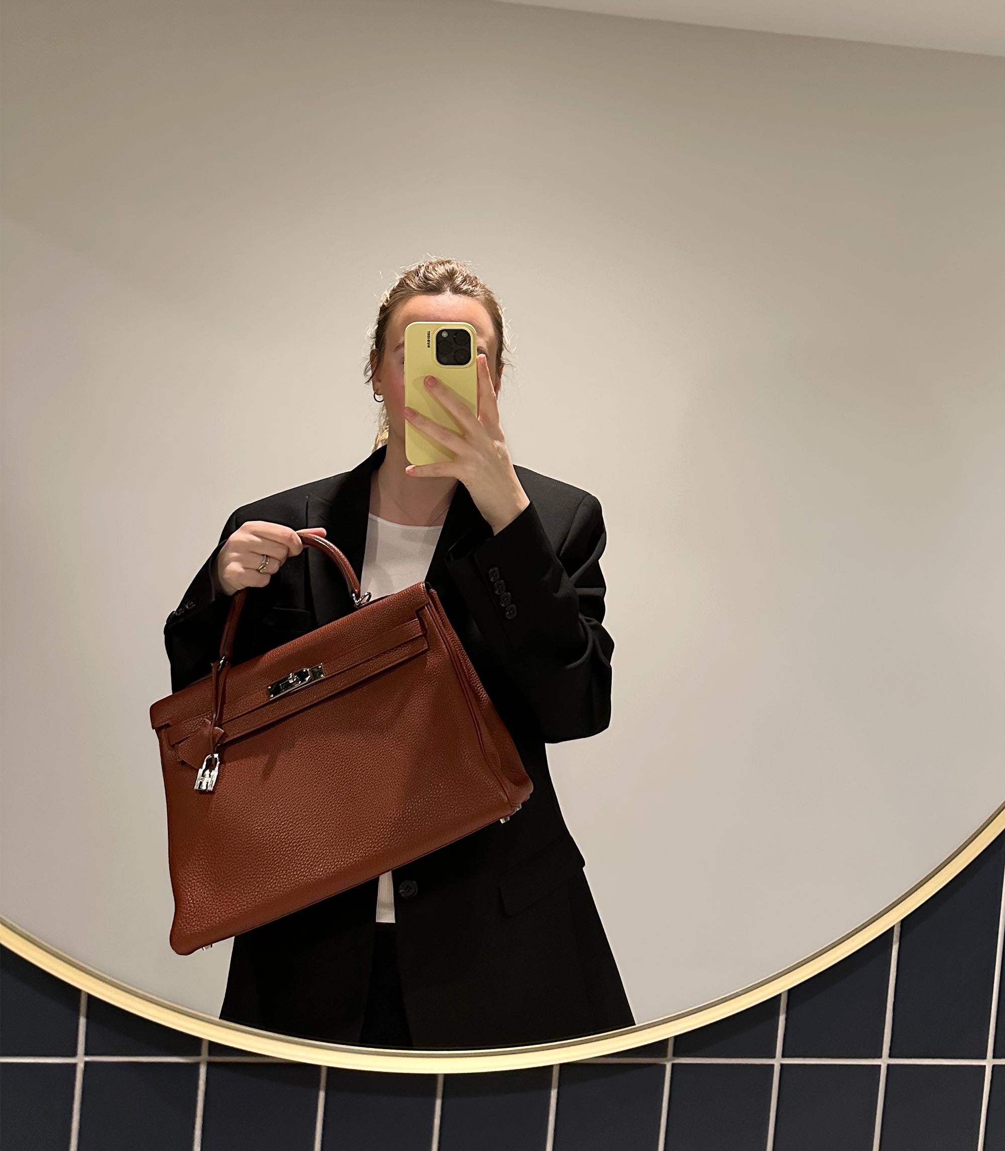 Hermès Sienne Clemence Leather Kelly 35cm Retourne

Product Details
Xupes Ref: CB1452
Brand: Hermès
Model: Kelly 35cm
Type: Top Handle
Serial Number: [M]
Age: 2009
Accompanied By: Hermès Dust Bag, Padlock, Keys, Clochette, Shoulder Strap
Colour: