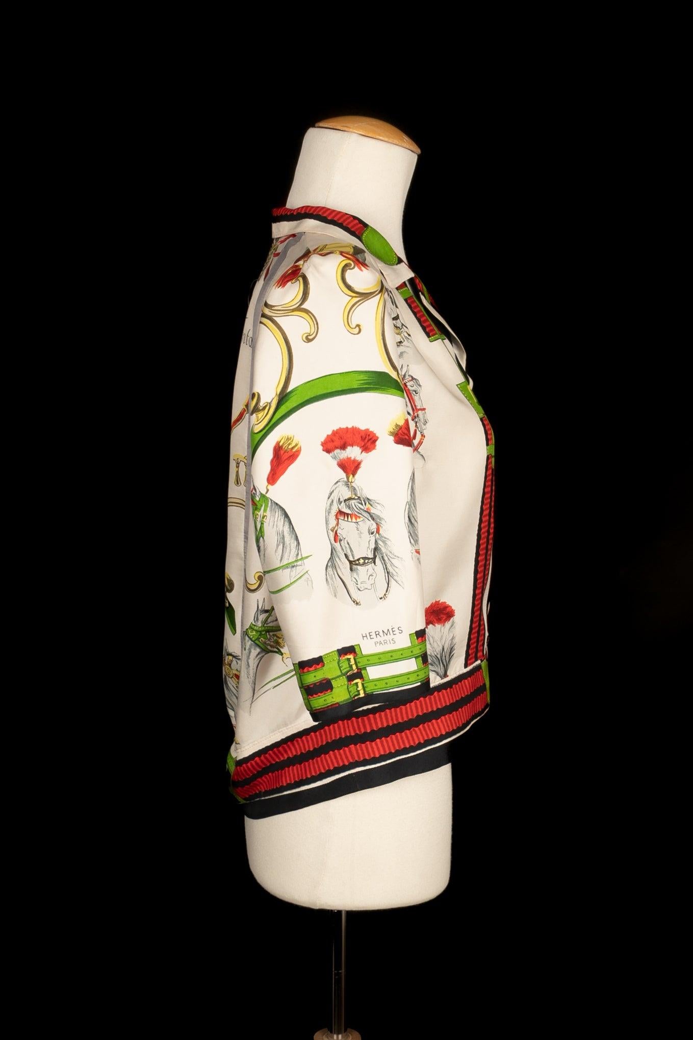 Hermès - Silk blouse in red, green, and white tones. No size indicated, it fits a 36FR/38FR. To be mentioned, the brand label is missing.

Additional information:
Condition: Decent condition
Dimensions: Shoulder width: 39 cm - Chest: 52 cm - Sleeve