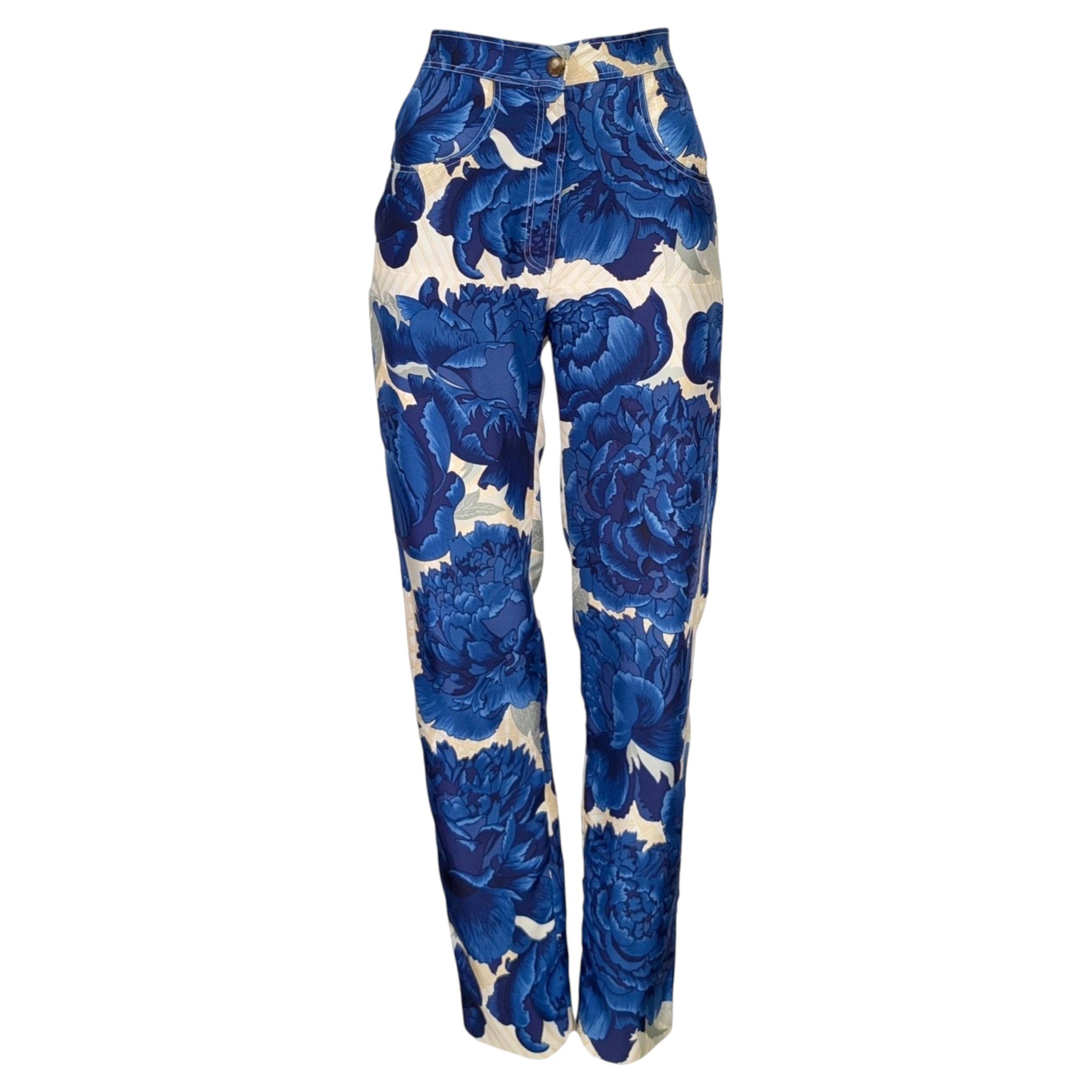 Pantalon Hermès en soie bleue sur fond blanc, motif « les pivoines »