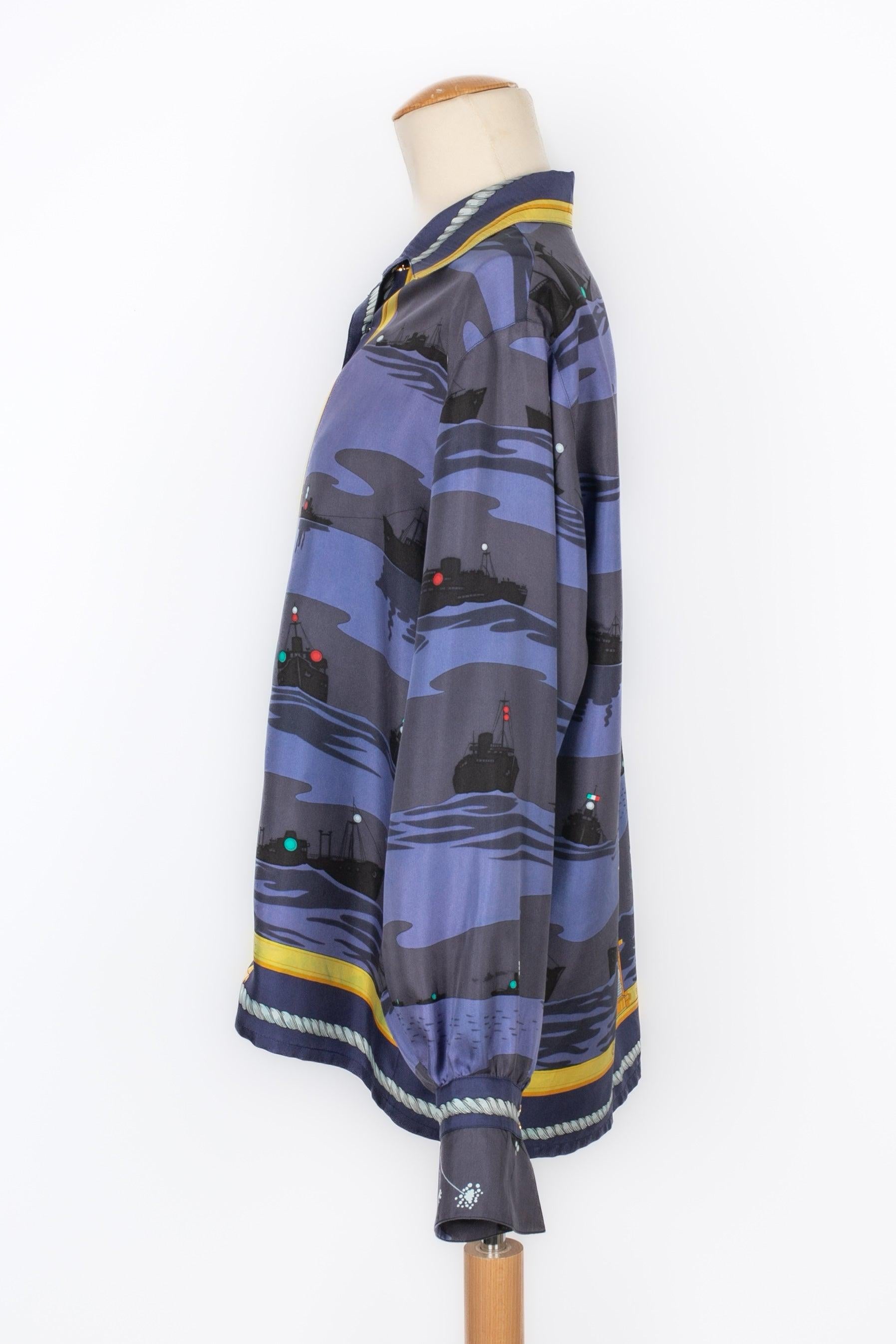 Hermès - (Made in France) Blue silk shirt. Size 42FR. To be mentioned, the color has bleeded in numerous spots.

Additional information:
Condition: Good condition
Dimensions: Shoulder width: 44 cm - Sleeve length: 60 cm - Length: 68 cm

Seller