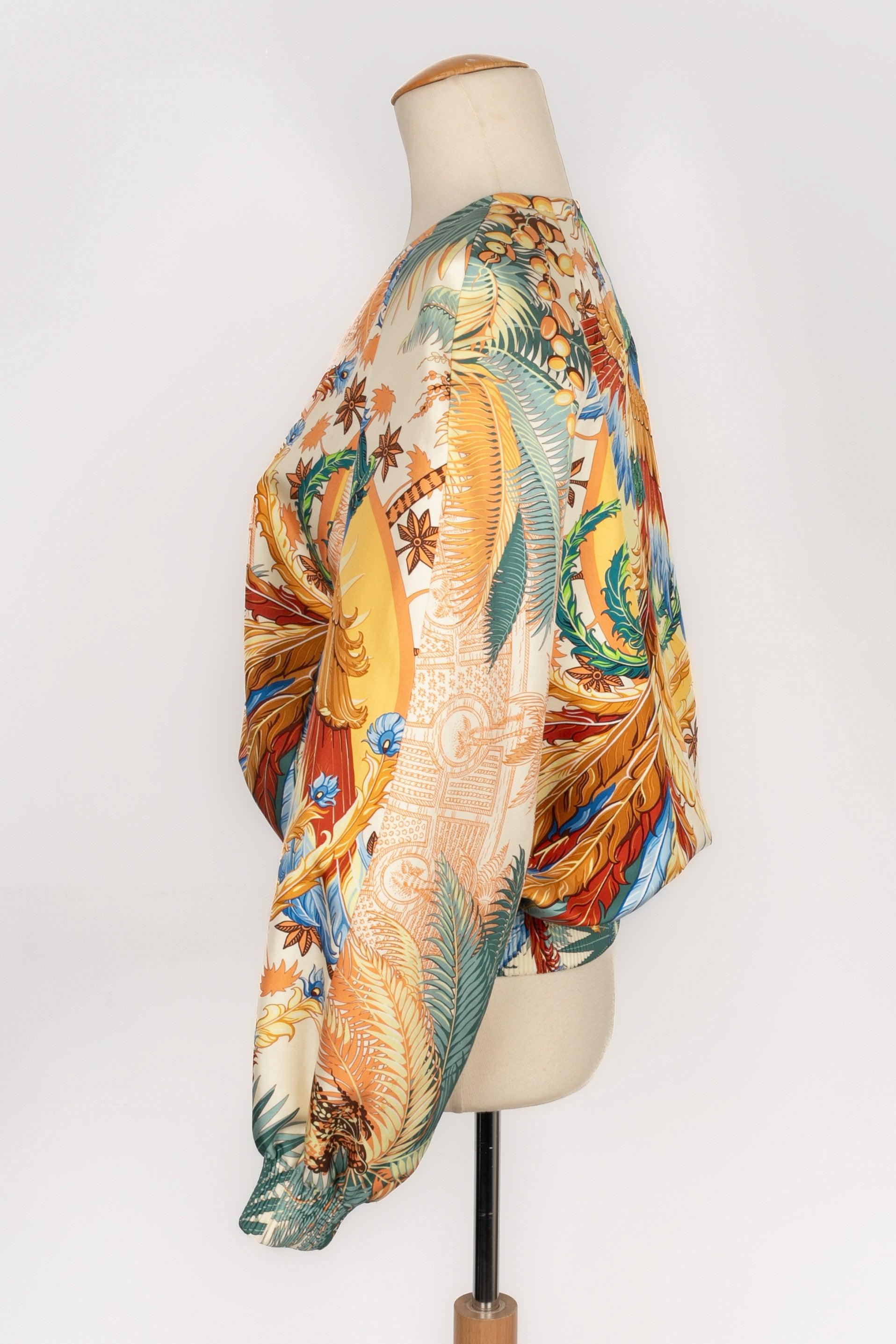 Hermès - (Made in France) Silk bomber-style jacket. Size 40FR.

Additional information:
Condition: Very good condition
Dimensions: Shoulder width: 44 cm - Sleeve length: 58 cm - Length: 58 cm

Seller Reference: FV95