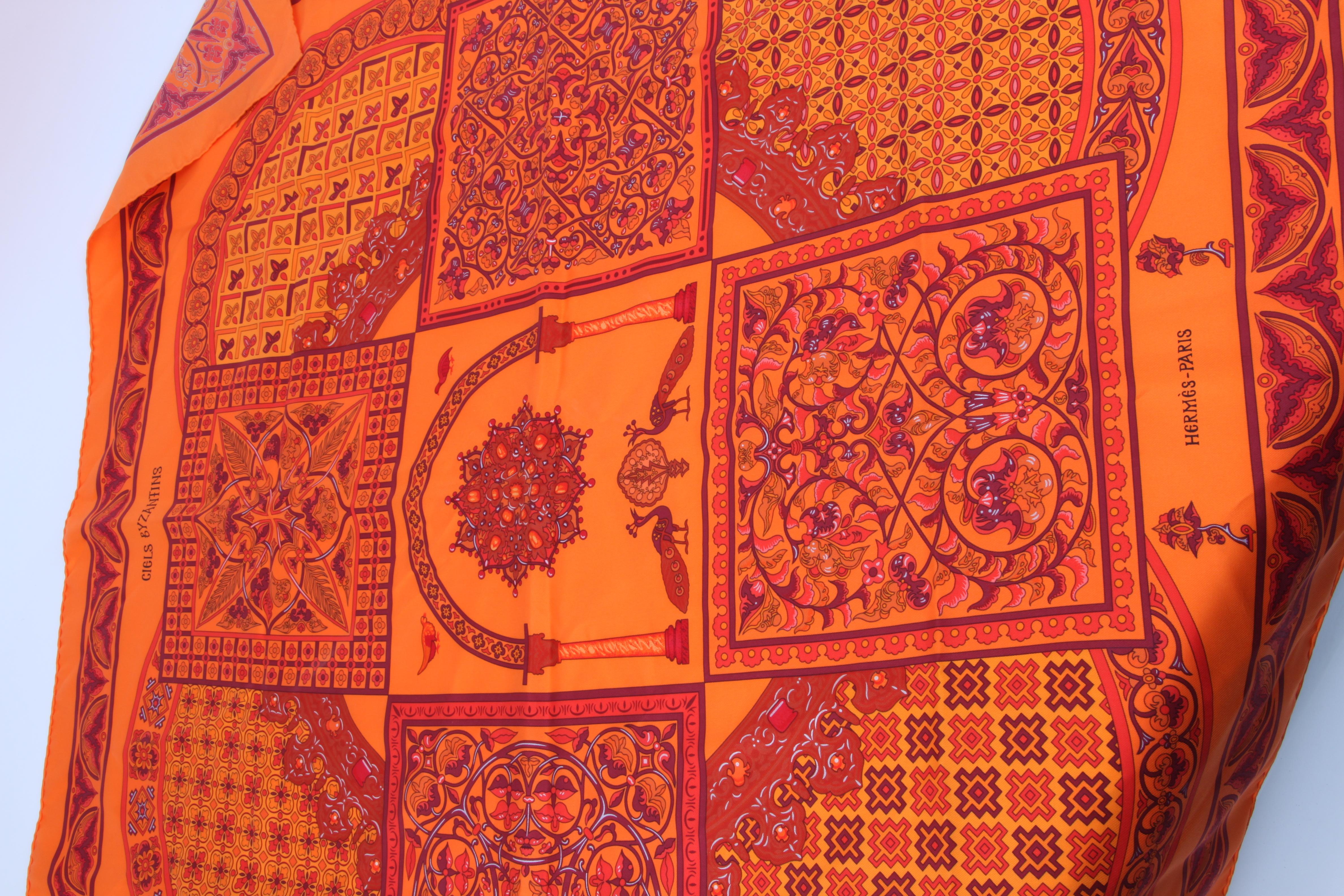 his marvellous silk scarf by Hermes is covered with an all-over print with peacocks, pigeons an parakeets.  

Name: Ciels Byzantins
Measurements: +/- 90 x 90 centimeters
Colors: orange, red, burgundy, grey 
Material: silk
Condition: very good