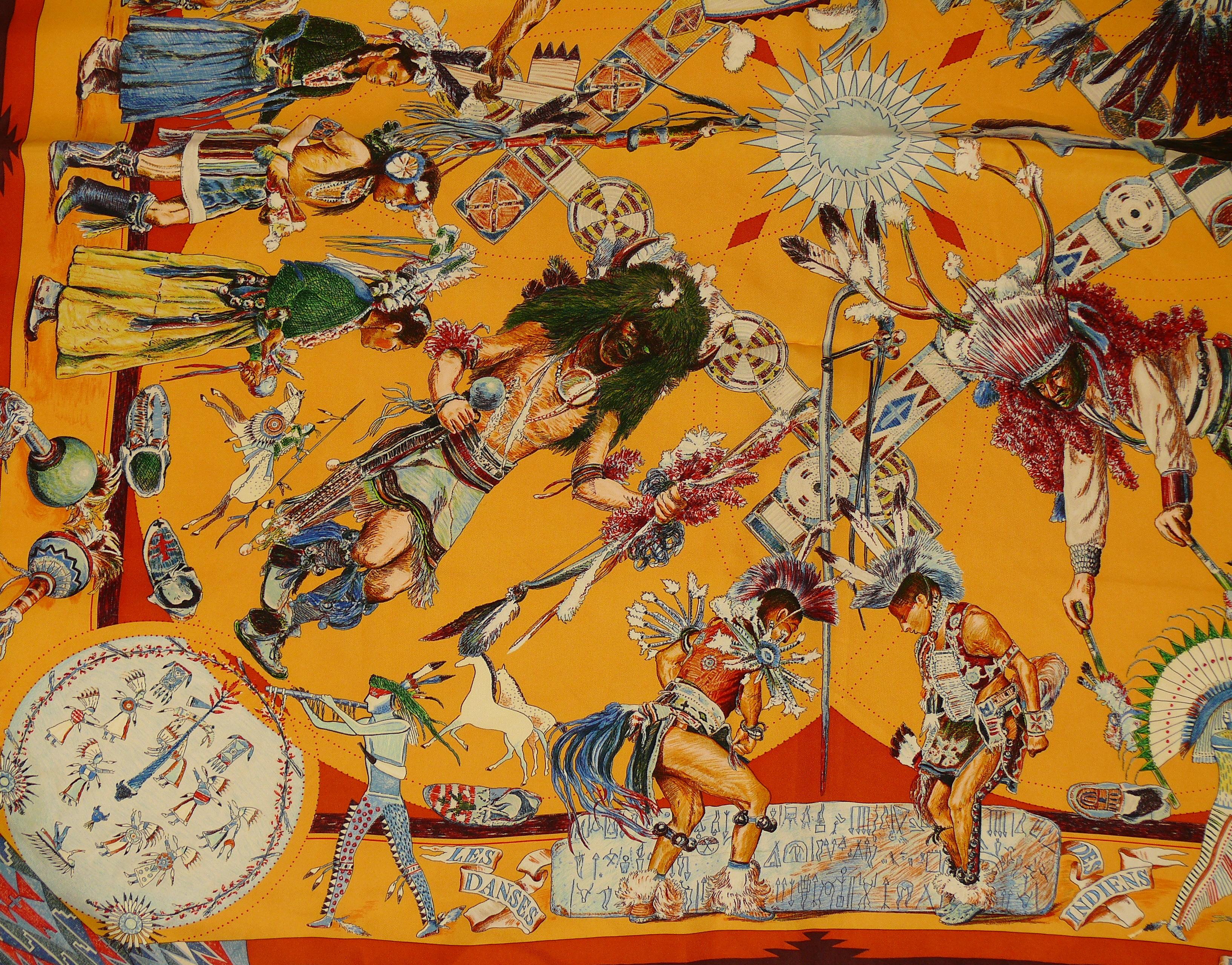 Foulard en carreaux de soie HERMES vintage très recherché LES DANSES DES INDIENS (THE DANCES OF THE NATIVE AMERICAN INDIANS) conçu par le Texan d'origine KERMIT OLIVER. 

Le motif de cette écharpe représente des danses d'Indiens d'Amérique ainsi que