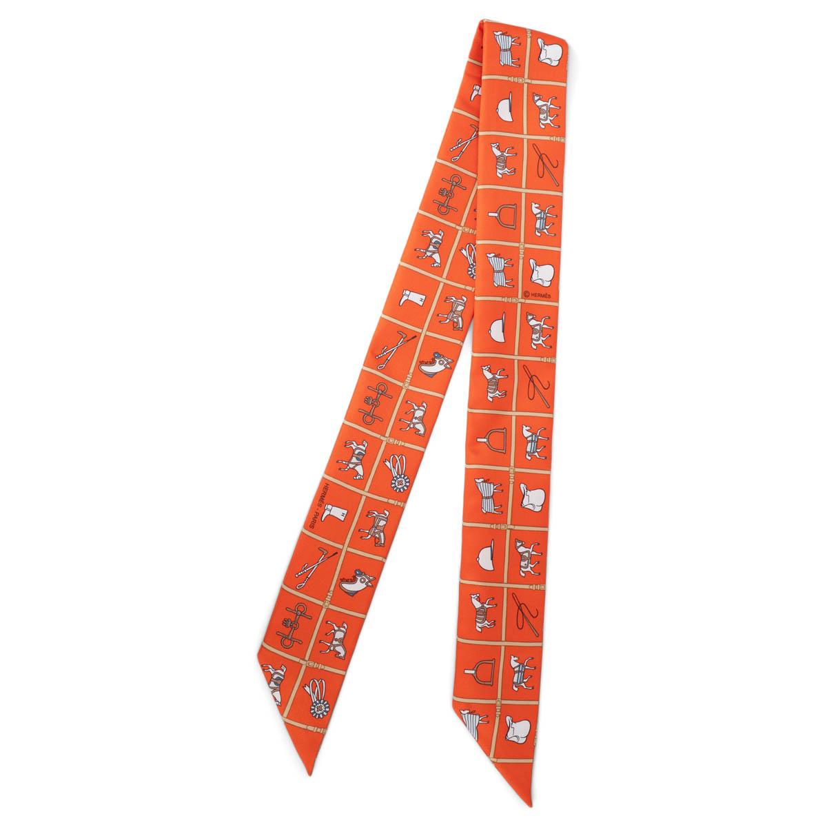100% authentischer Hermès Couvertures et Tenues de Jour Seidentwilli in Orange, Beige und Weiß. Wurde getragen und ist in ausgezeichnetem Zustand.  

Messungen
Breite	5cm (2in)
Länge	86cm (33.5in)

Alle unsere Angebote umfassen nur den aufgeführten