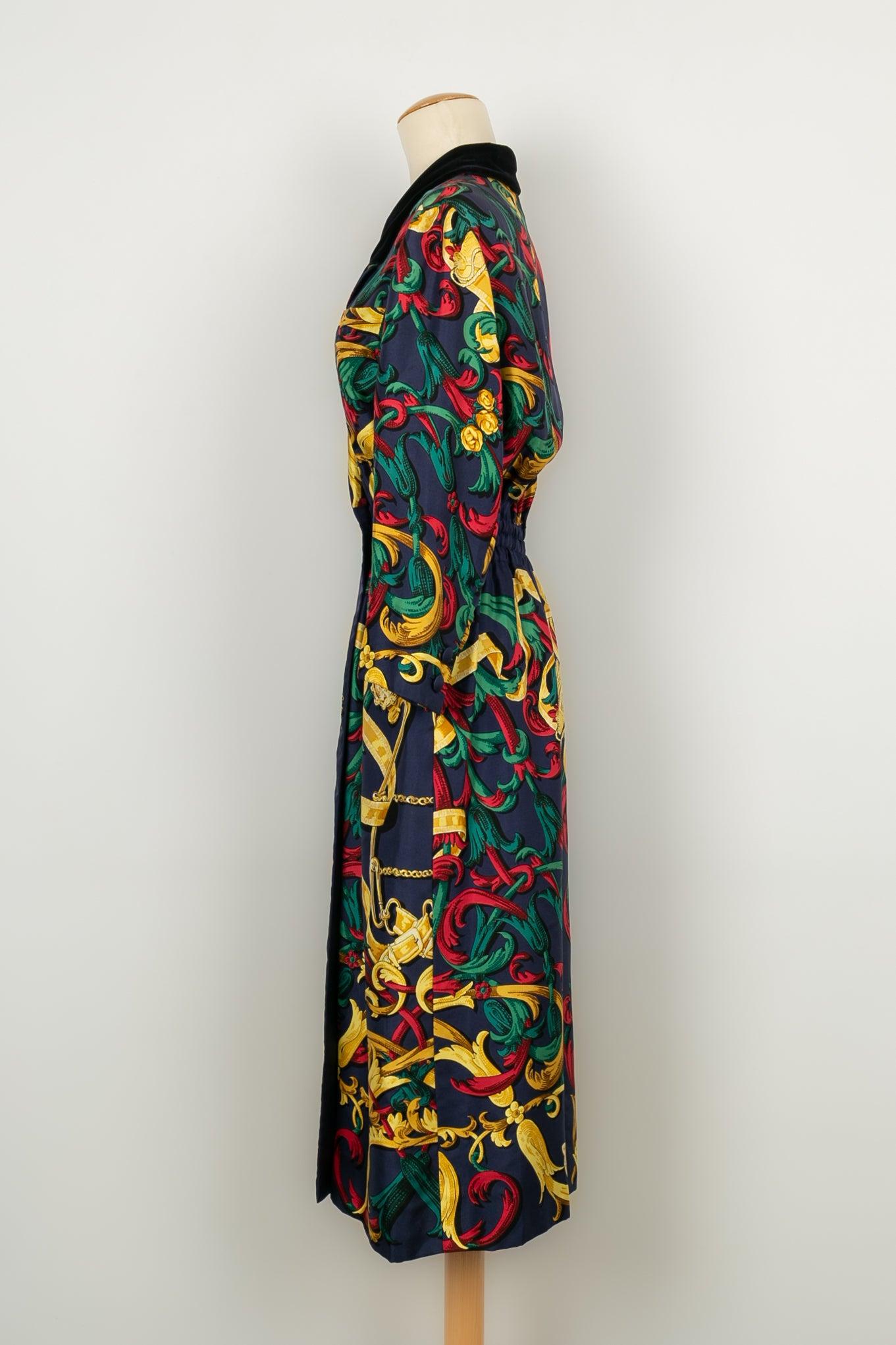 Robe en soie avec bordures en velours noir Hermès Bon état - En vente à SAINT-OUEN-SUR-SEINE, FR