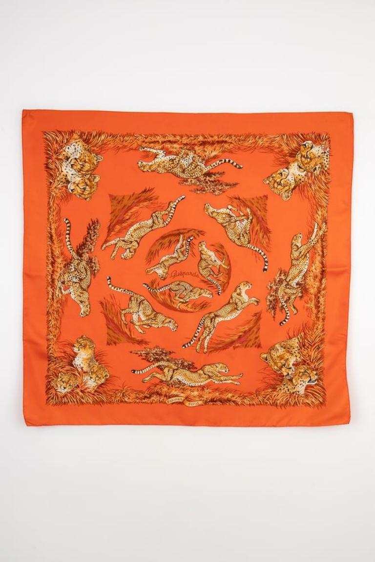 Hermès - (Made in France) Silk foulard illustrated with the 'cheetahs' theme designed by Robert Dallet in 2007.

Additional information:
Condition: Very good condition
Dimensions: 90 cm x 90 cm
Period: 21st Century

Seller Reference: FFH29